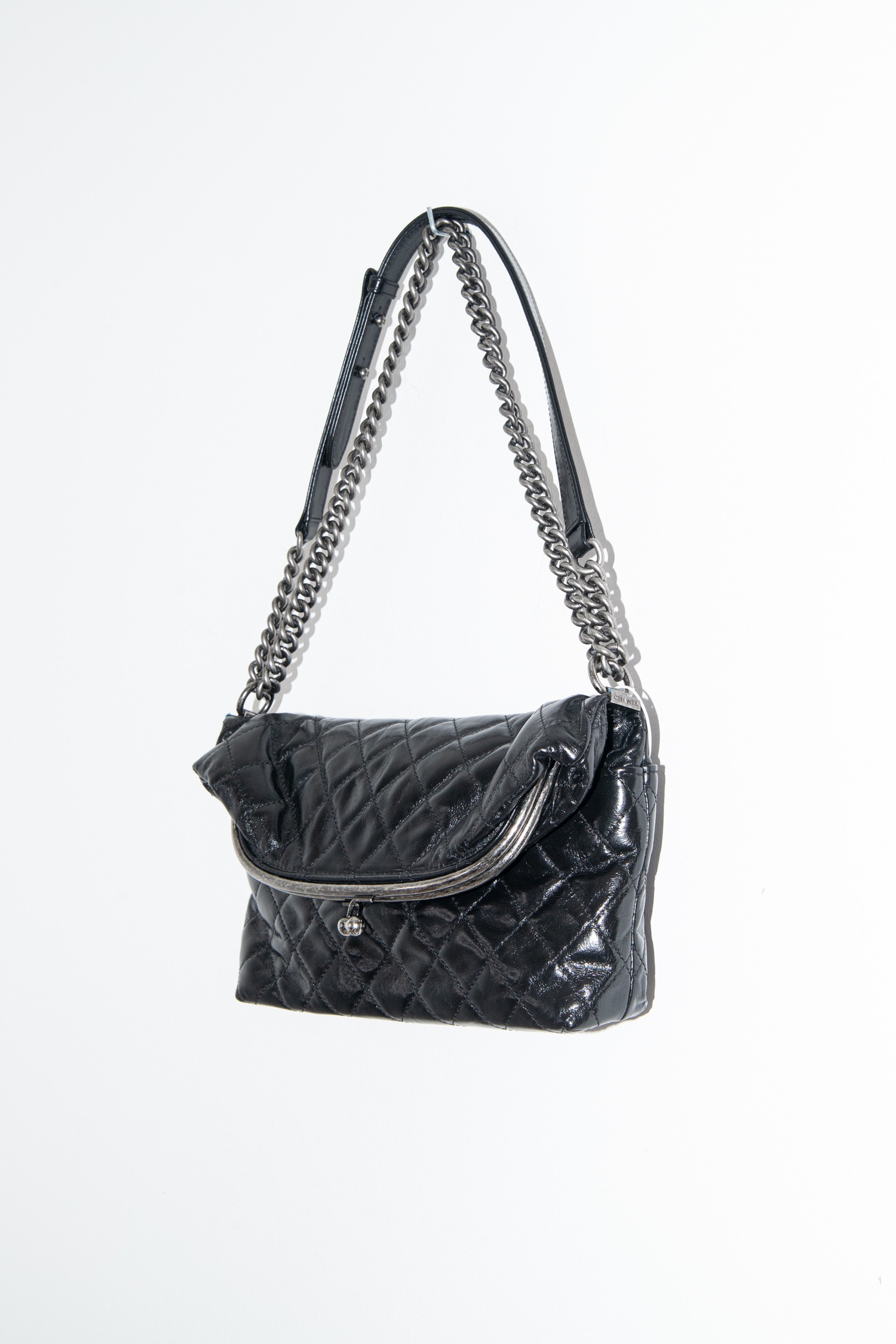 Chanel "Tabatiere Kisslock Fold Over" Schultertasche in Schwarz