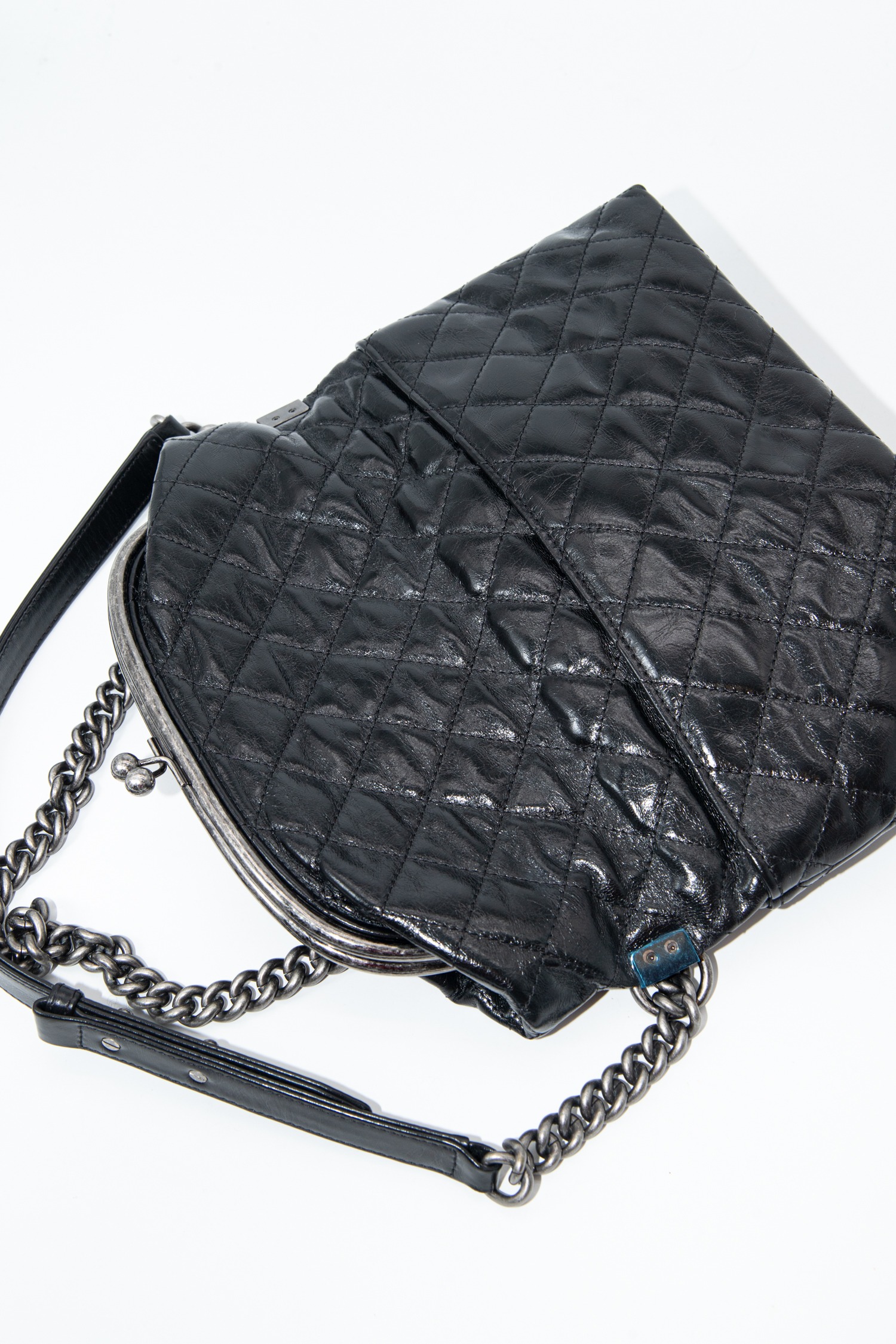Chanel "Tabatiere Kisslock Fold Over" Schultertasche in Schwarz