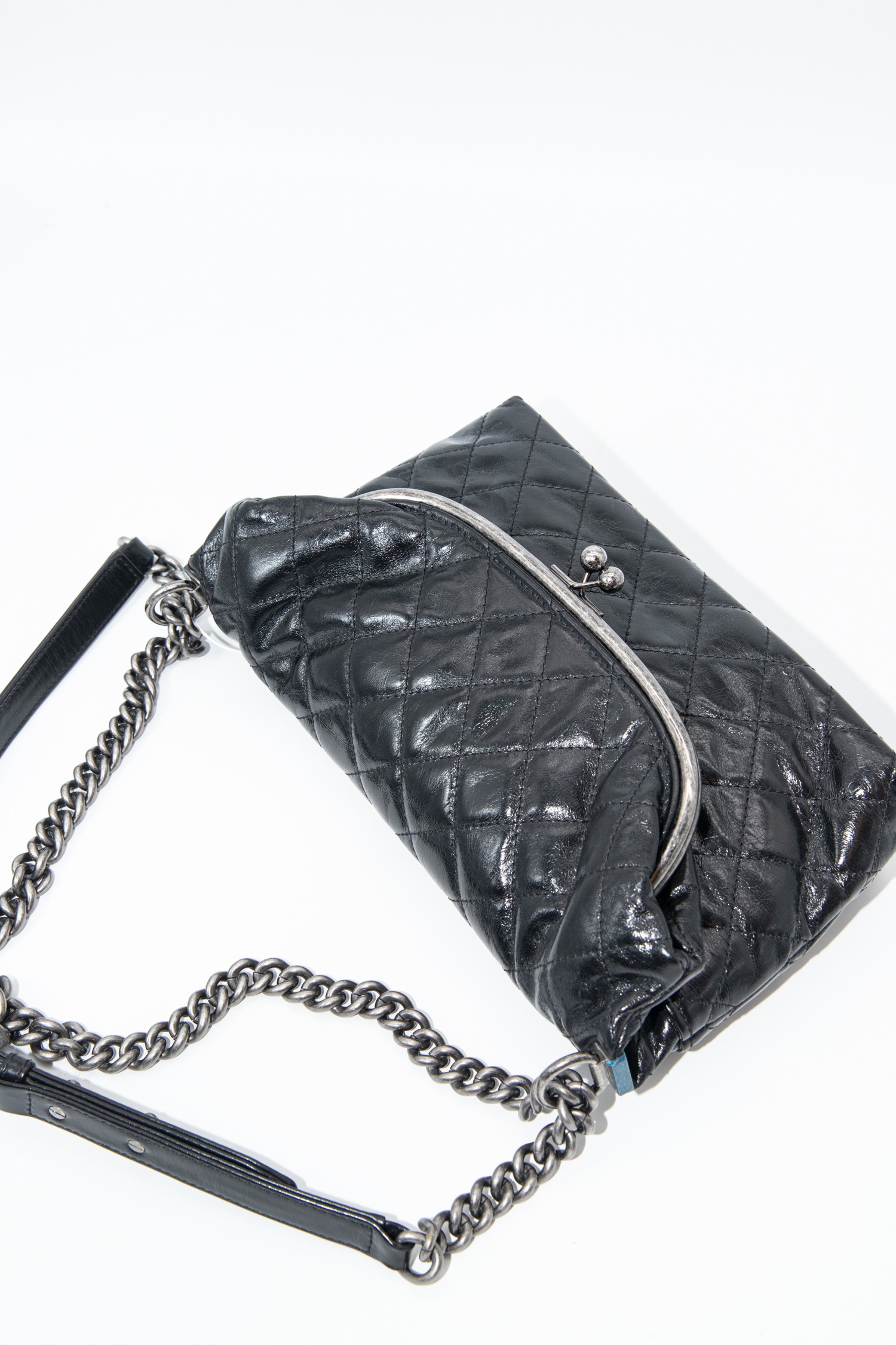 Chanel "Tabatiere Kisslock Fold Over" Schultertasche in Schwarz