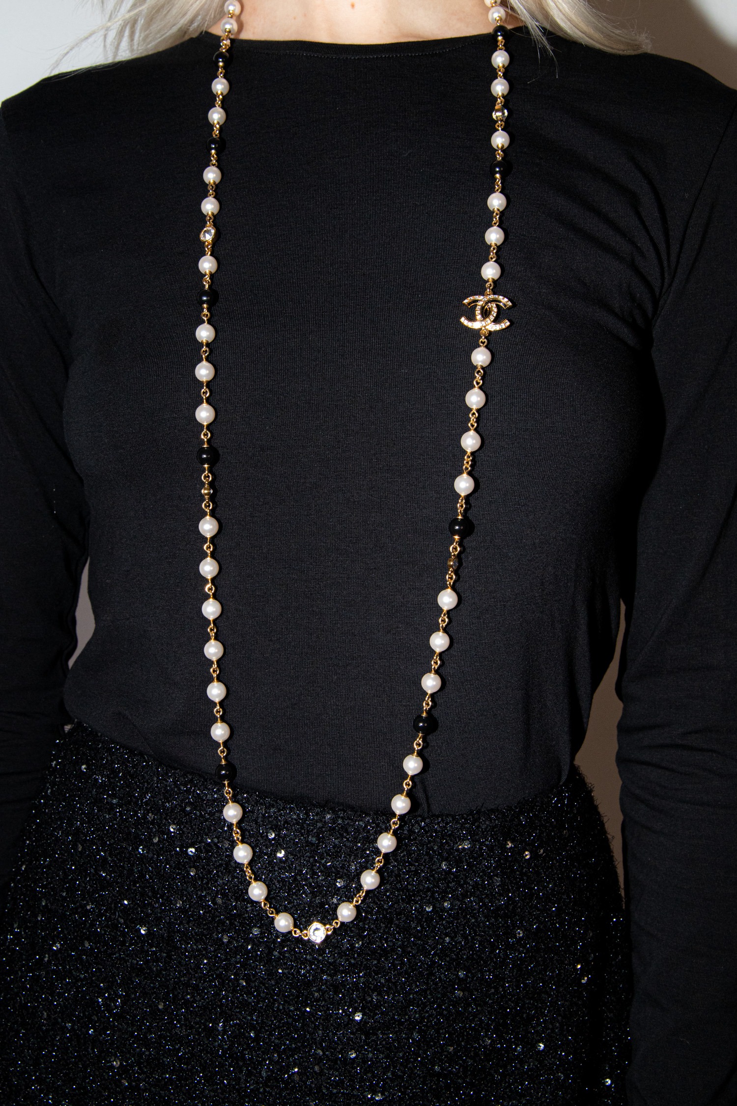 Chanel lange Perlenkette mit Perlen und Logo-Anhänger