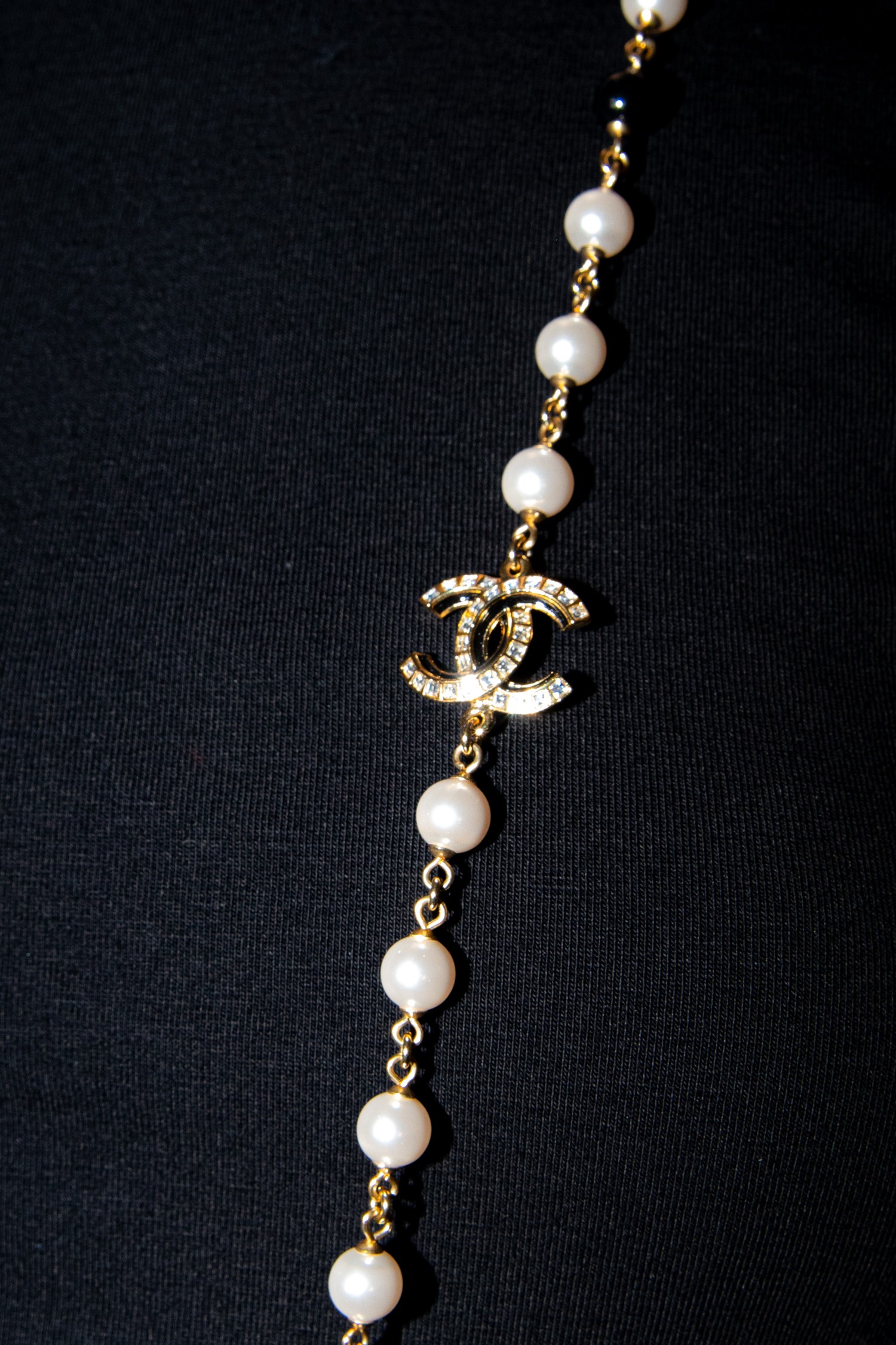Chanel lange Perlenkette mit Perlen und Logo-Anhänger