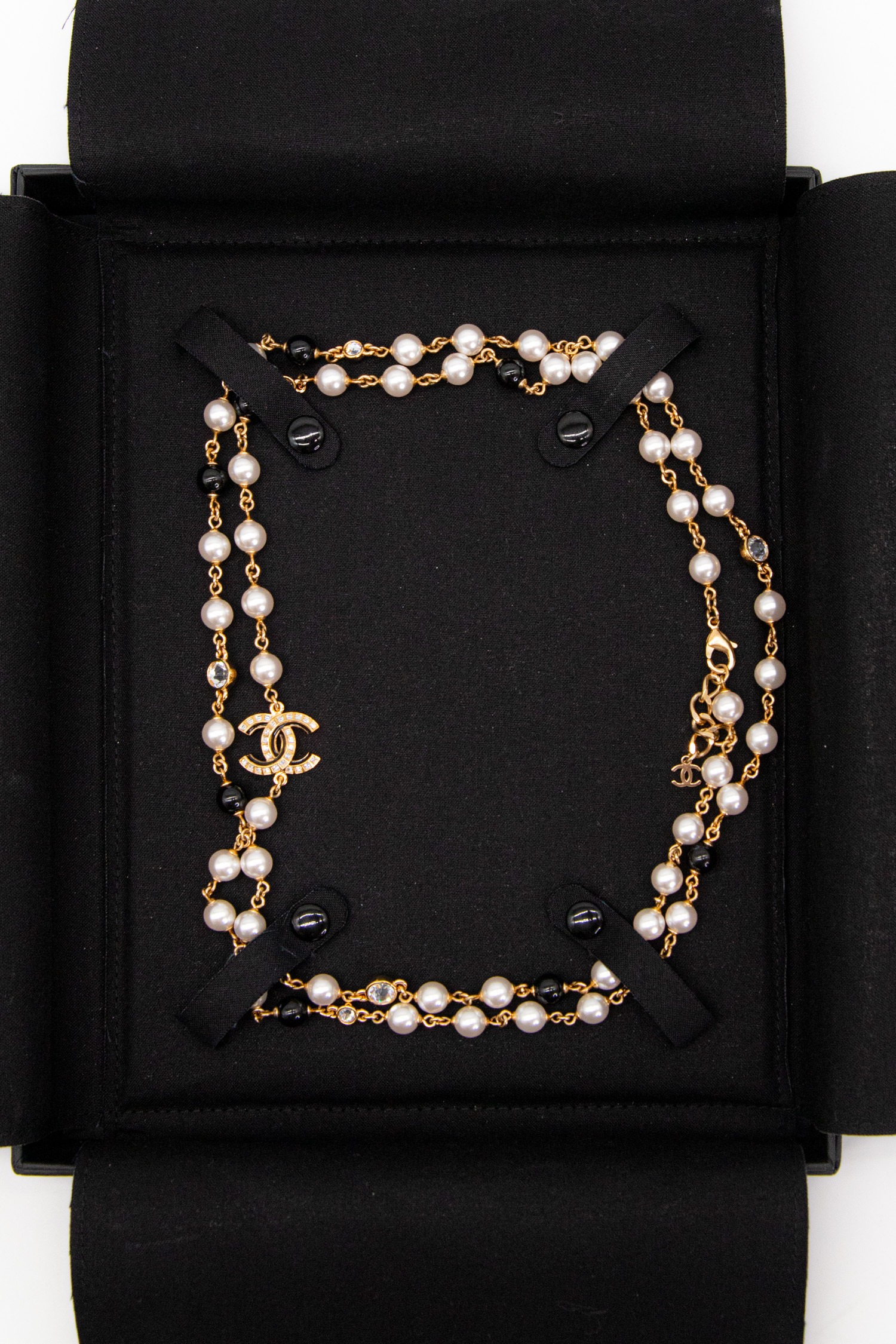 Chanel lange Perlenkette mit Perlen und Logo-Anhänger