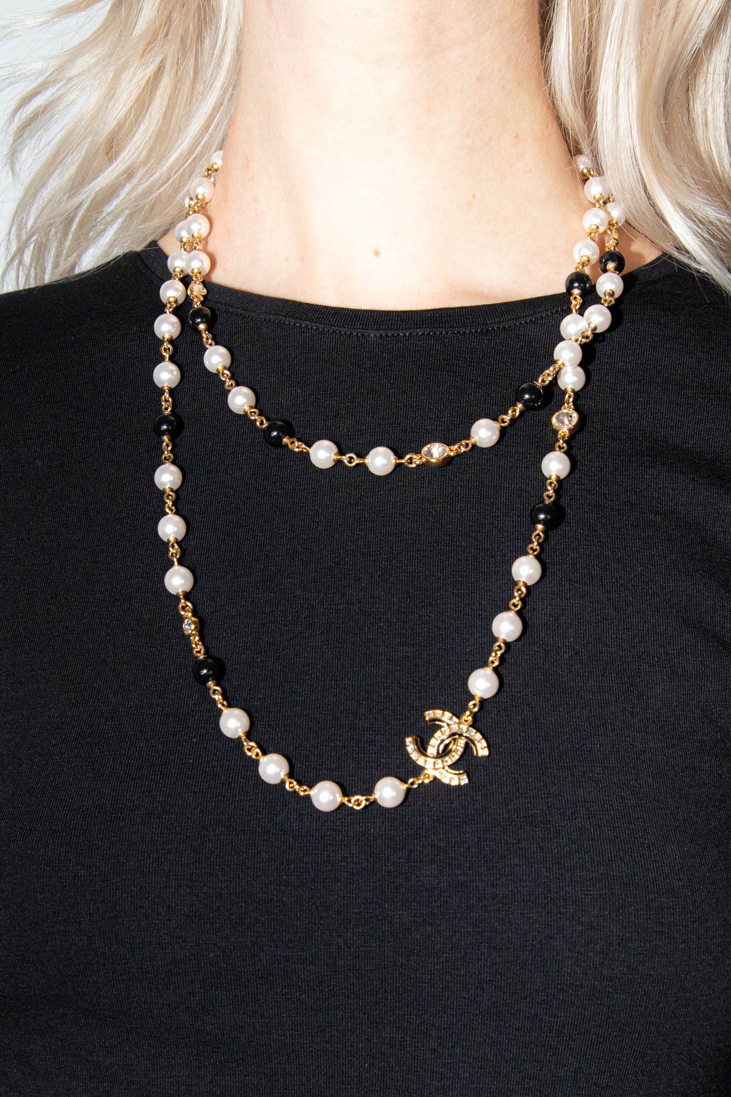 Chanel lange Perlenkette mit Perlen und Logo-Anhänger