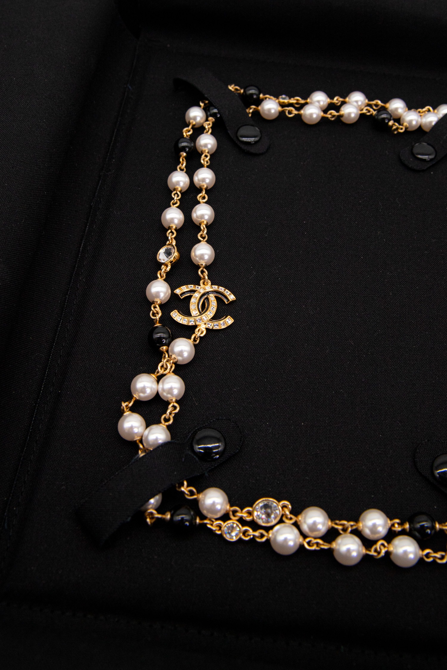 Chanel lange Perlenkette mit Perlen und Logo-Anhänger