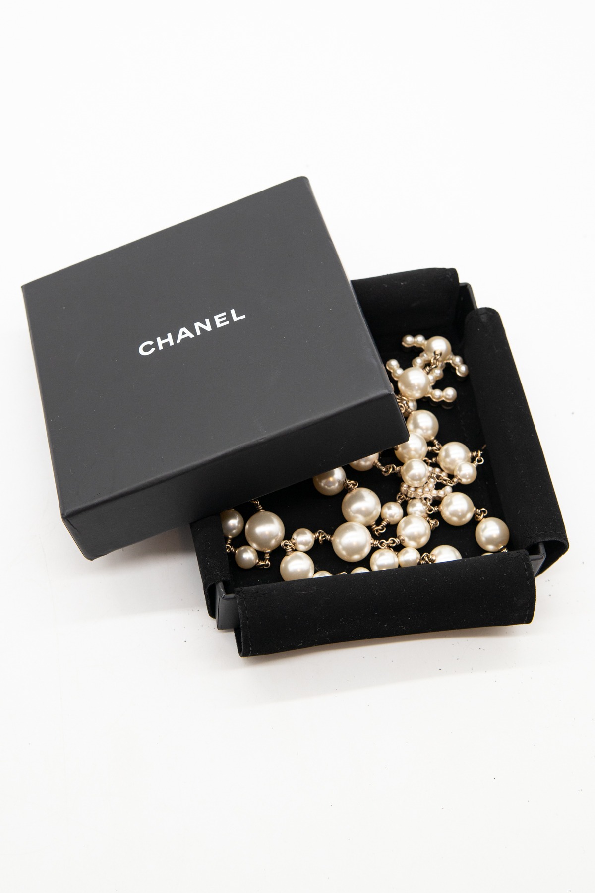 Chanel Halskette mit Perlen in Gold und Ecru
