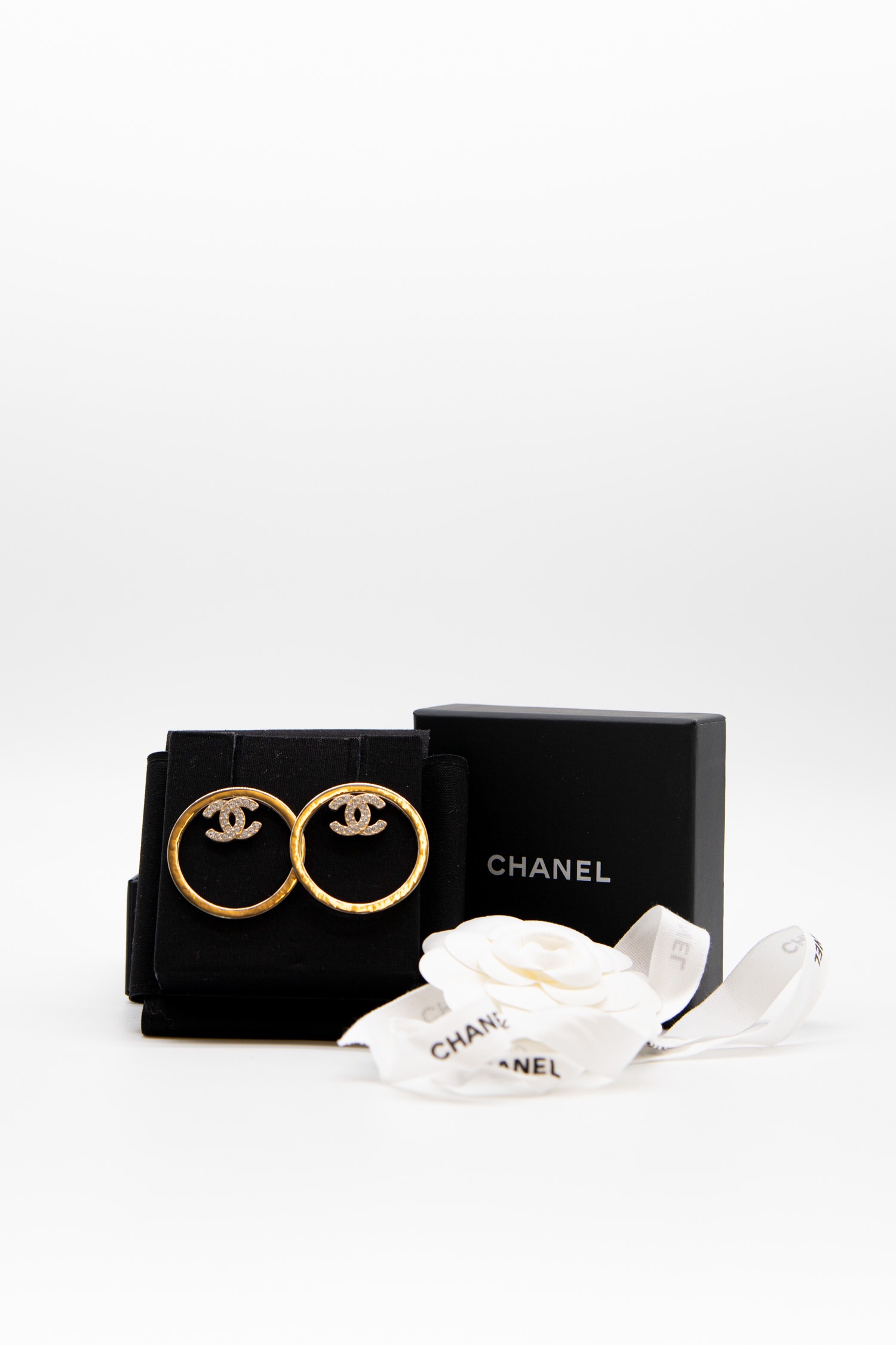Chanel große Runde Ohrringe mit Logo in Gold