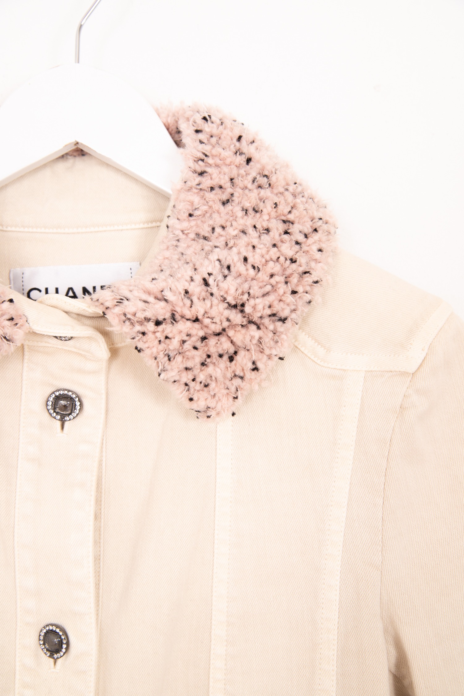 Chanel Jeansjacke mit Bouclé-Details in Cremeweiß und Rosa
