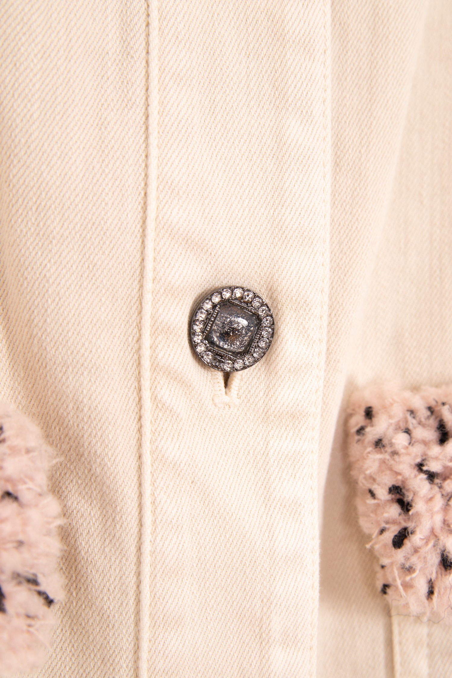 Chanel Jeansjacke mit Bouclé-Details in Cremeweiß und Rosa
