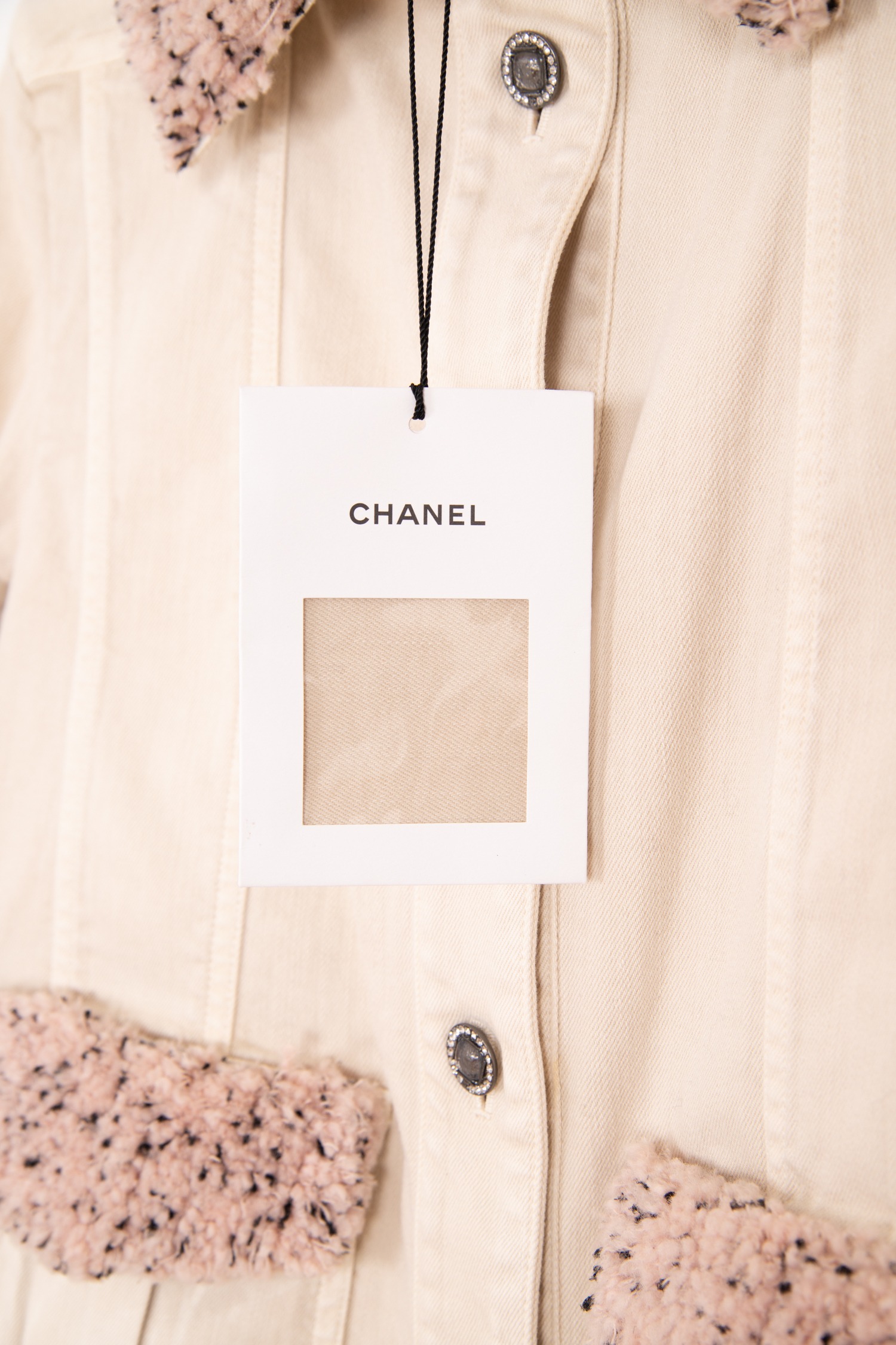 Chanel Jeansjacke mit Bouclé-Details in Cremeweiß und Rosa