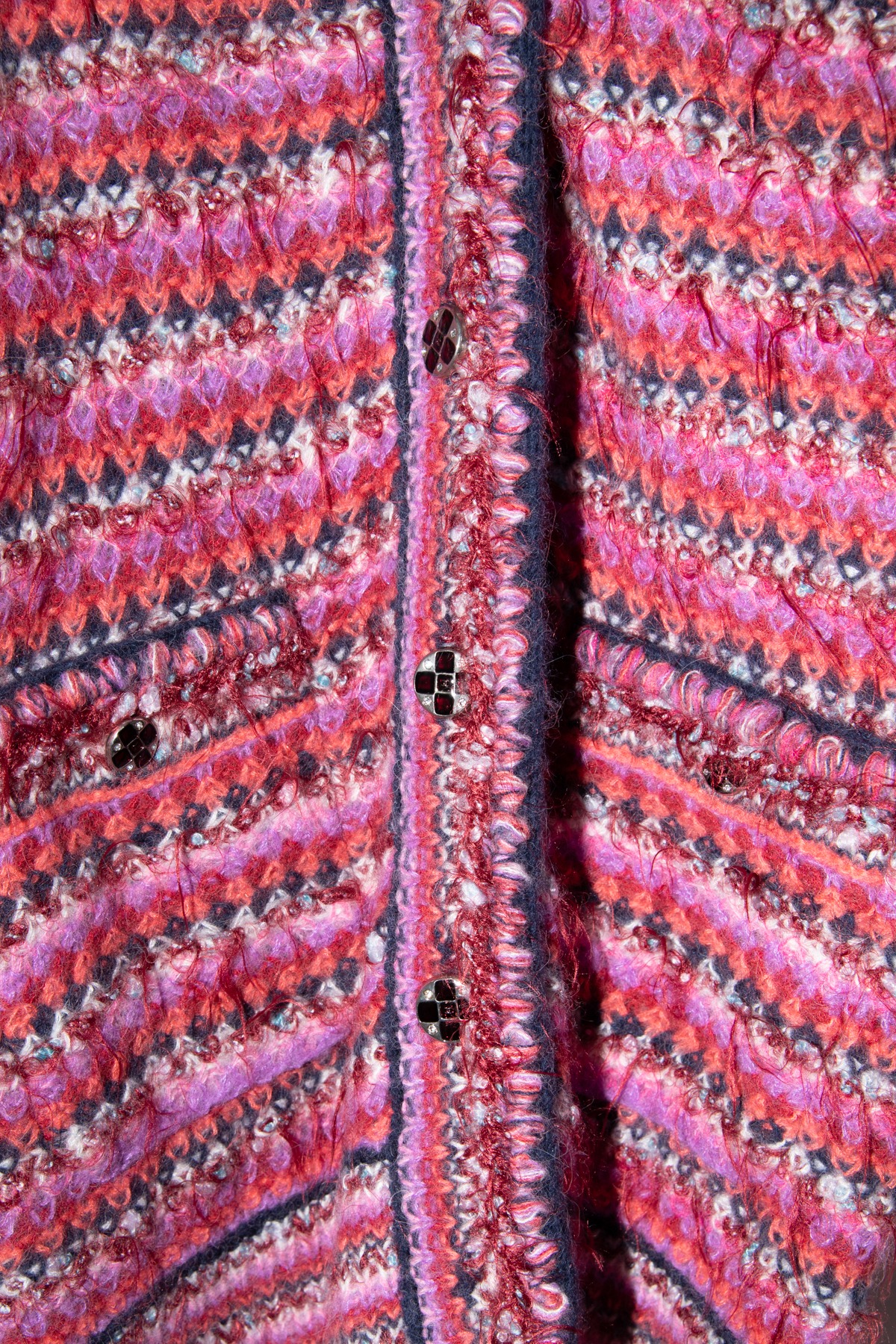 Chanel "2022 Metiers d'Art" Cardigan in Lila, Rot und Rosa Gestreift