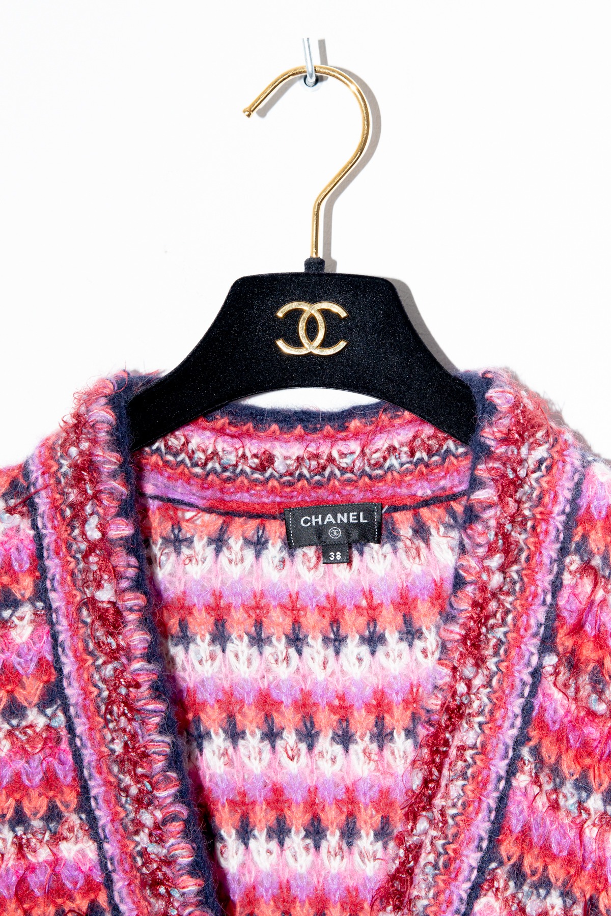 Chanel "2022 Metiers d'Art" Cardigan in Lila, Rot und Rosa Gestreift