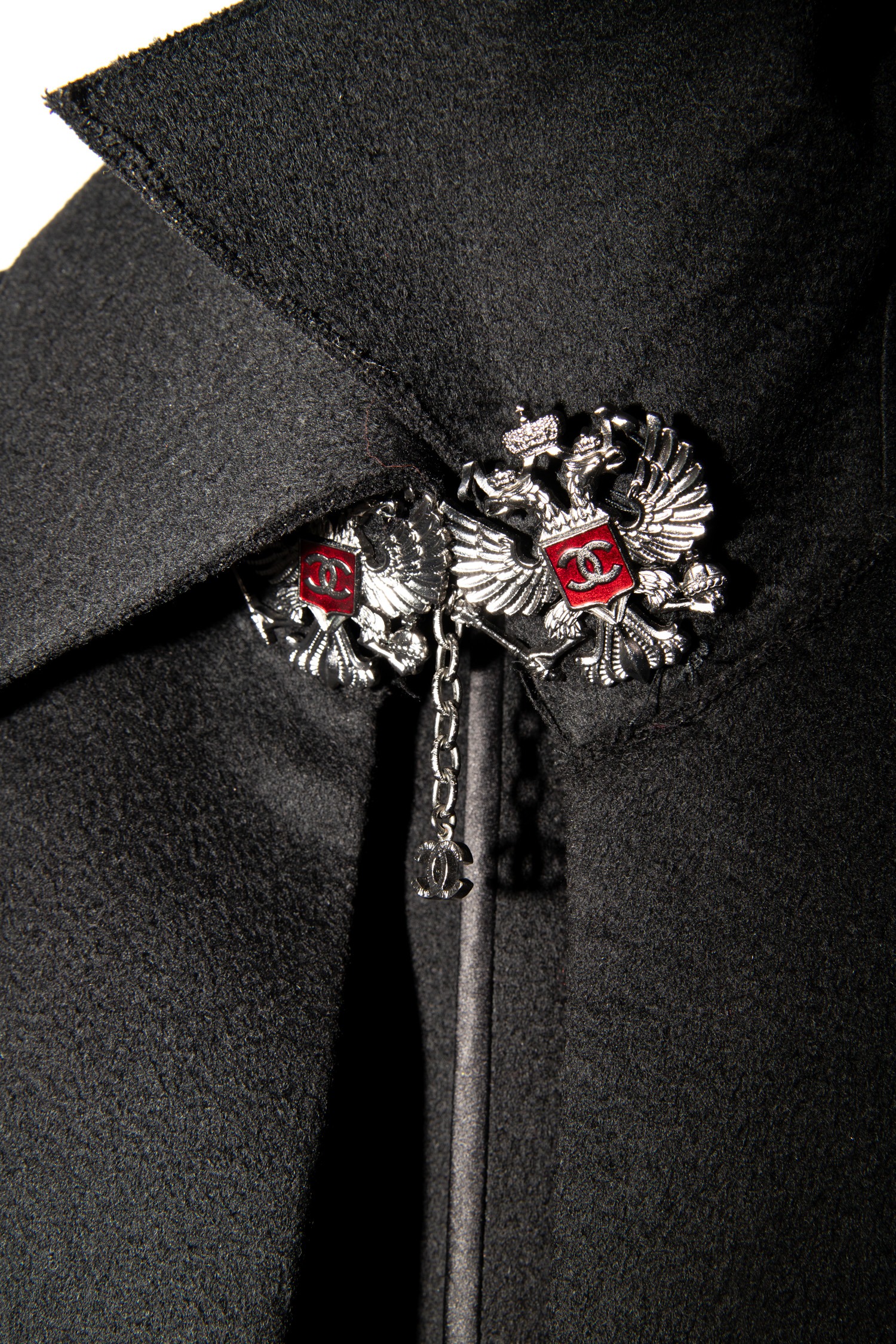 Chanel Cape mit besonderem Verschluss in Schwarz