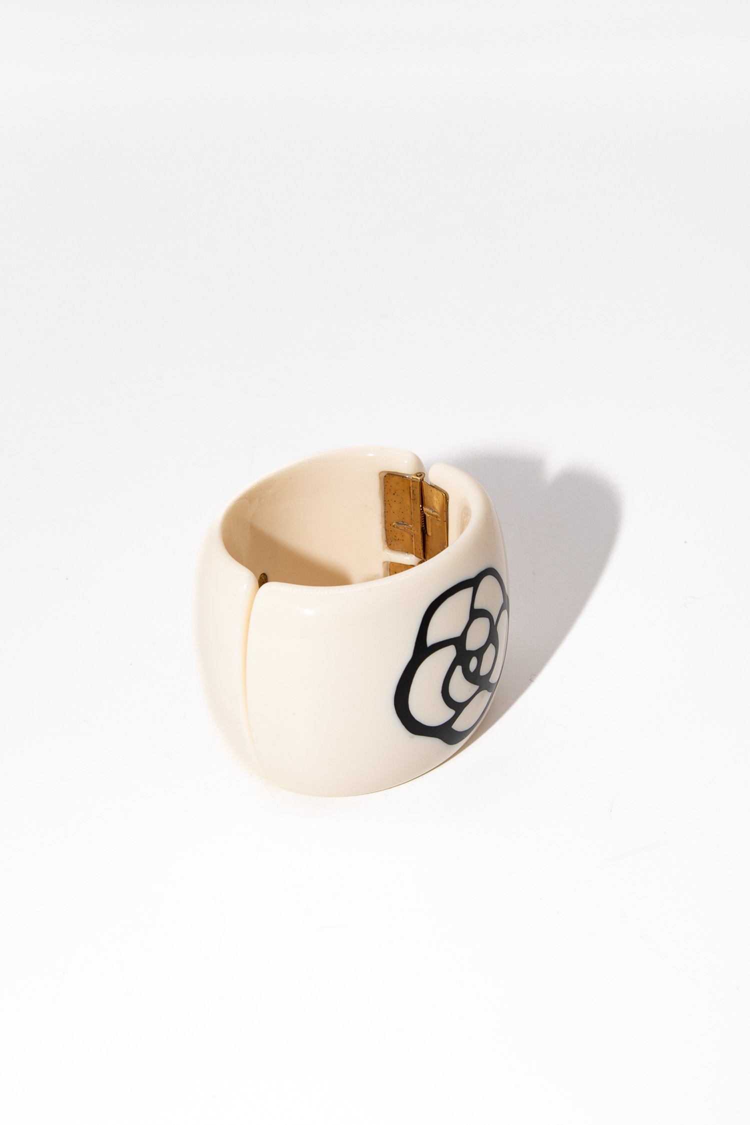 Chanel Armreif mit Rose in Cremeweiß