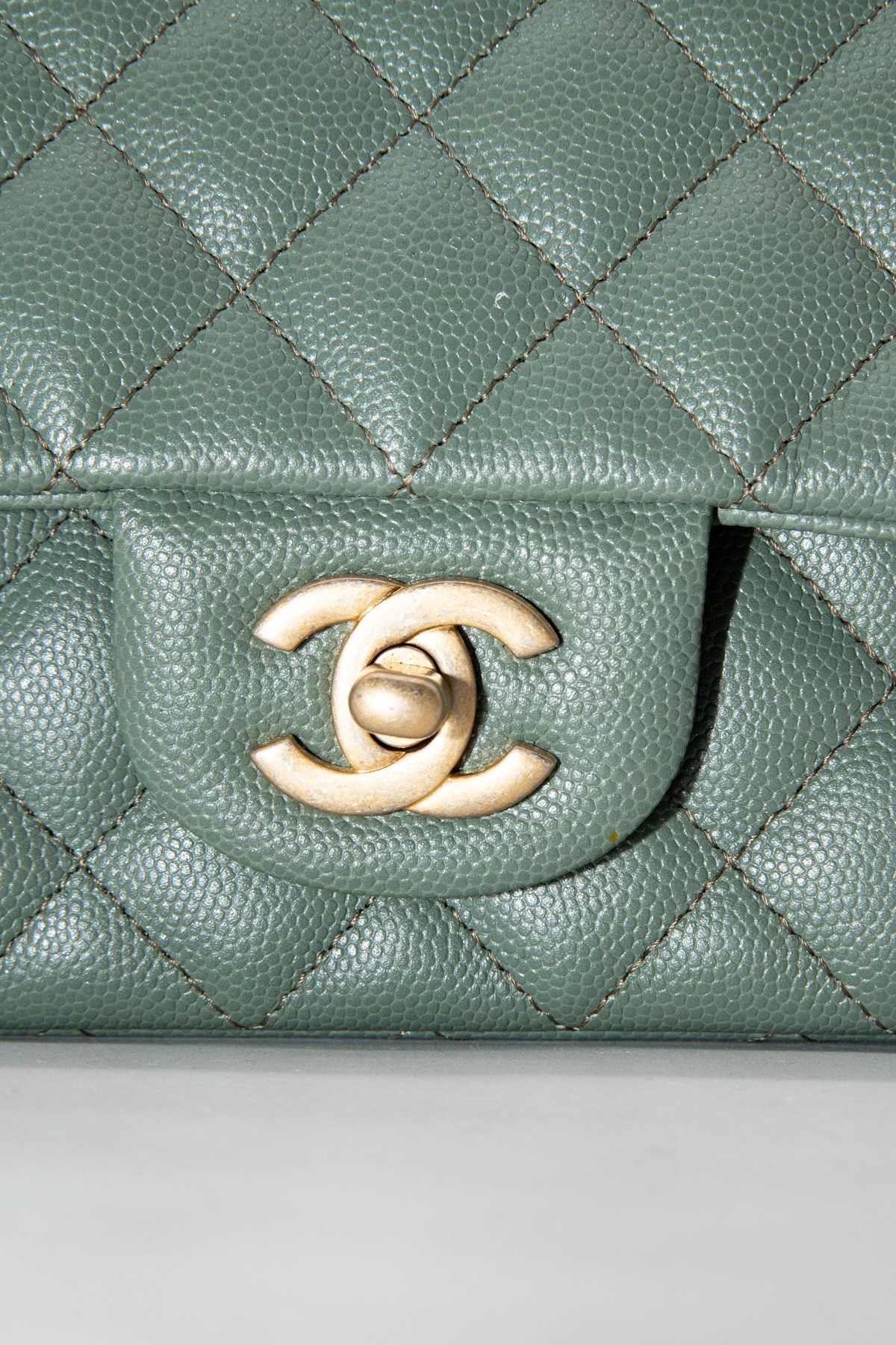 Chanel "Small Classic Handbag" in Salbei