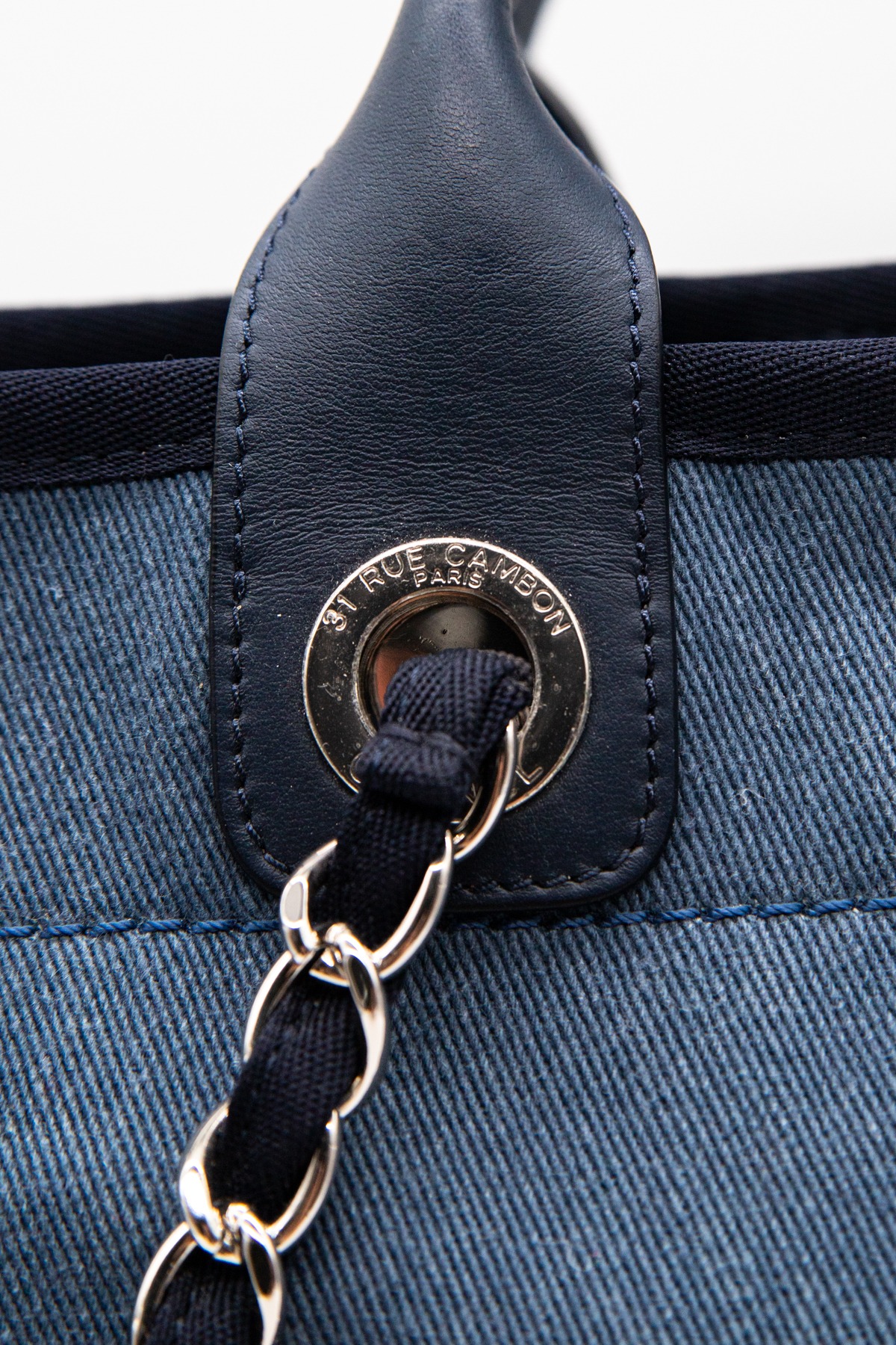 Chanel "Deauville" Umhängetasche in Blau