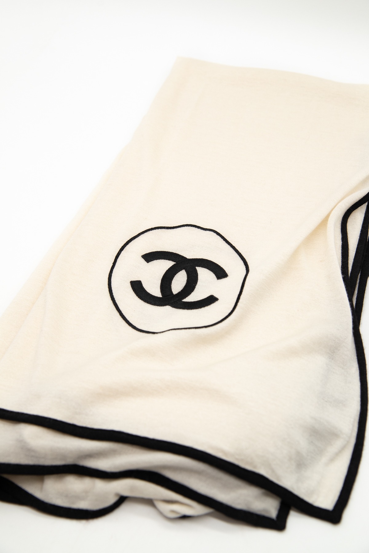 Chanel Schal mit CC-Stickerei in Ecru und Schwarz