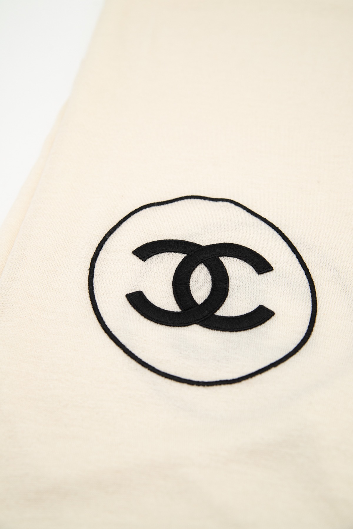 Chanel Schal mit CC-Stickerei in Ecru und Schwarz