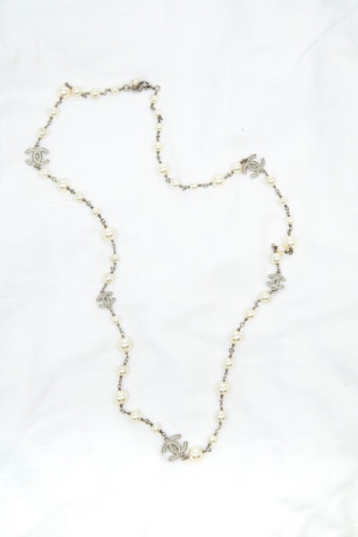 Chanel Halskette mit Perlen und Strasssteinen in Ecru und Silber