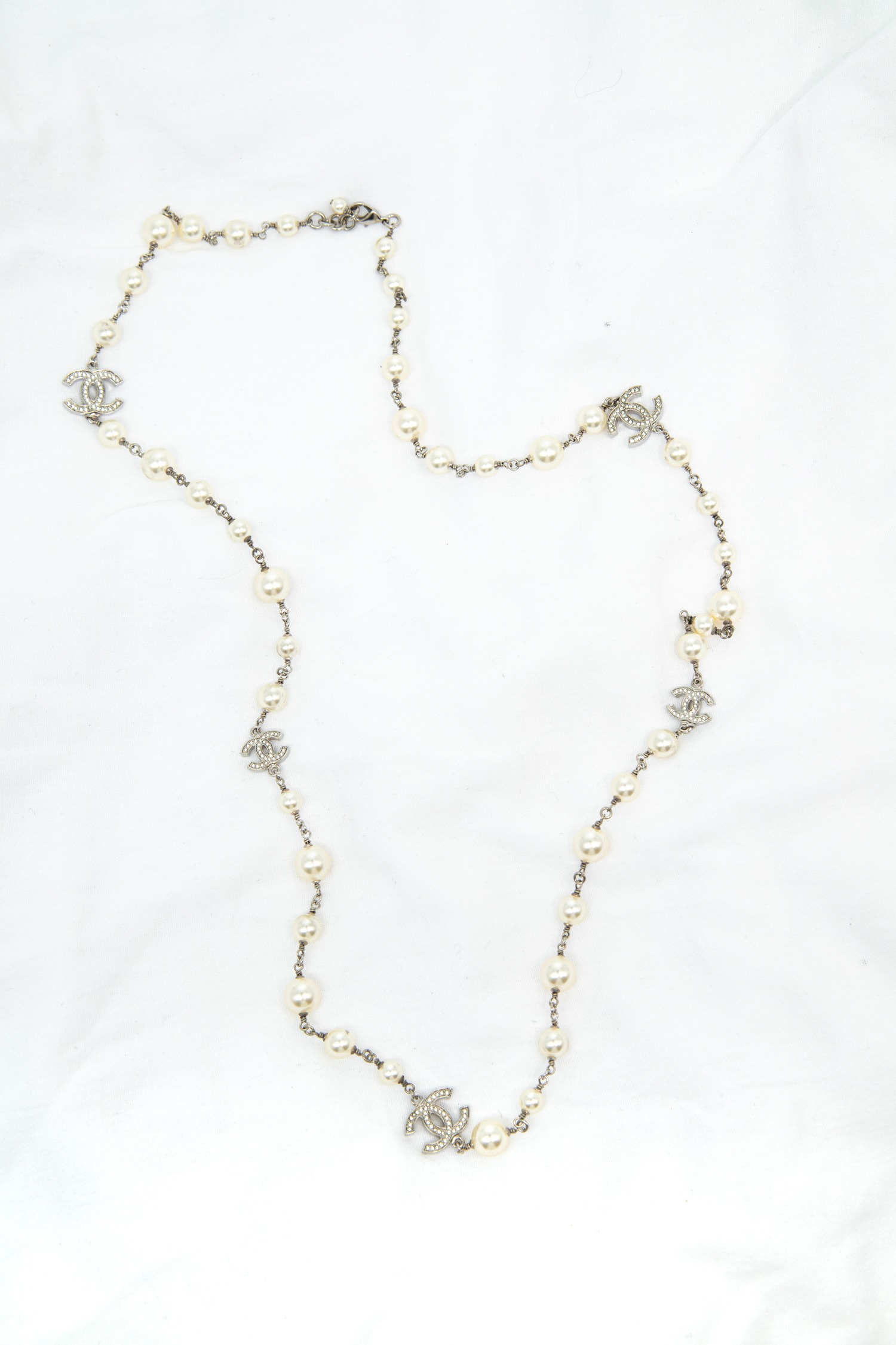Chanel Halskette mit Perlen und Strasssteinen in Ecru und Silber