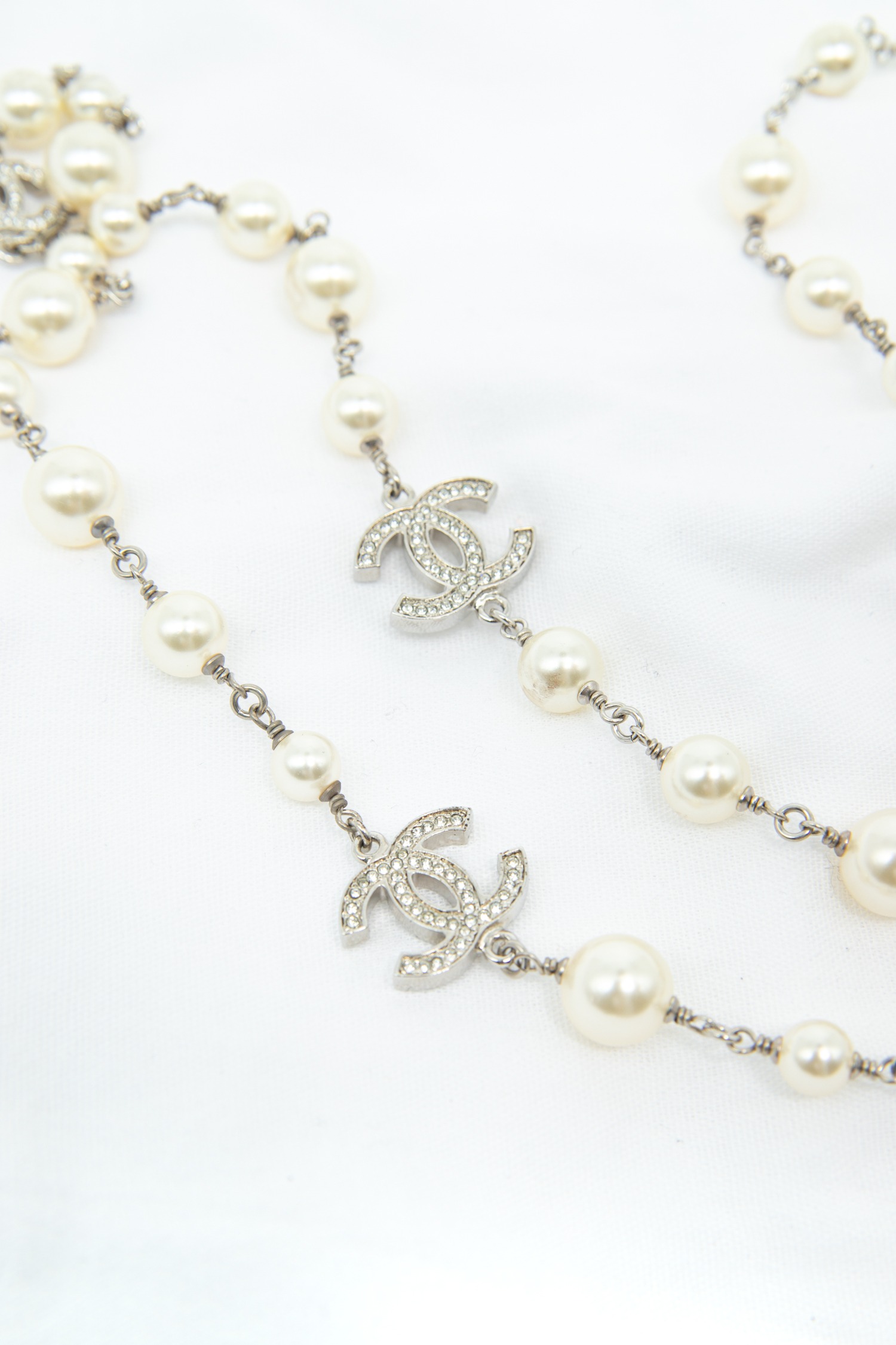 Chanel Halskette mit Perlen und Strasssteinen in Ecru und Silber