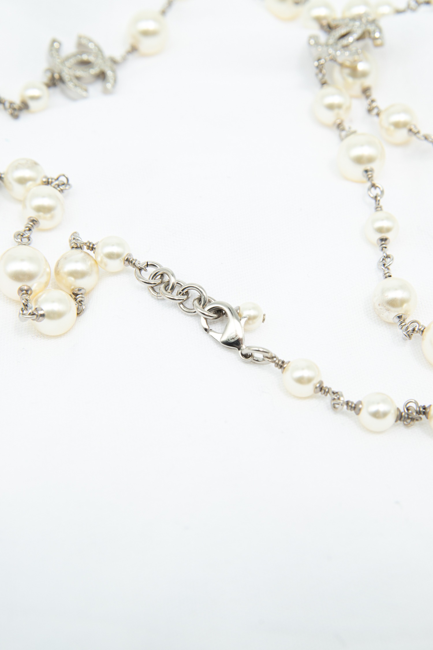 Chanel Halskette mit Perlen und Strasssteinen in Ecru und Silber