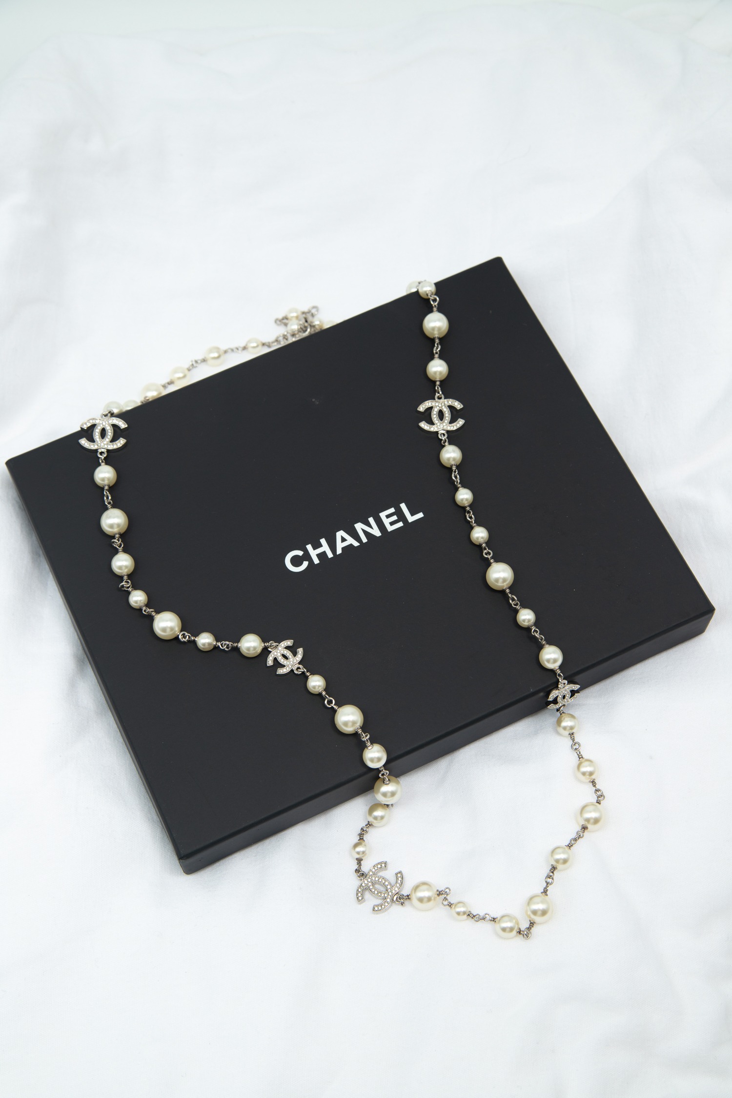 Chanel Halskette mit Perlen und Strasssteinen in Ecru und Silber