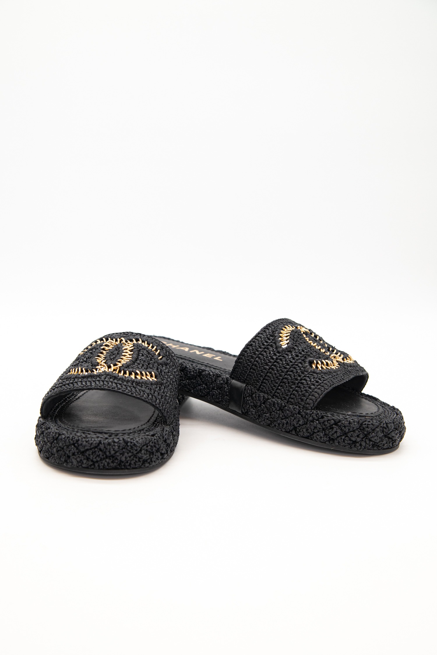Chanel Pantoletten aus Bast in Schwarz und Gold