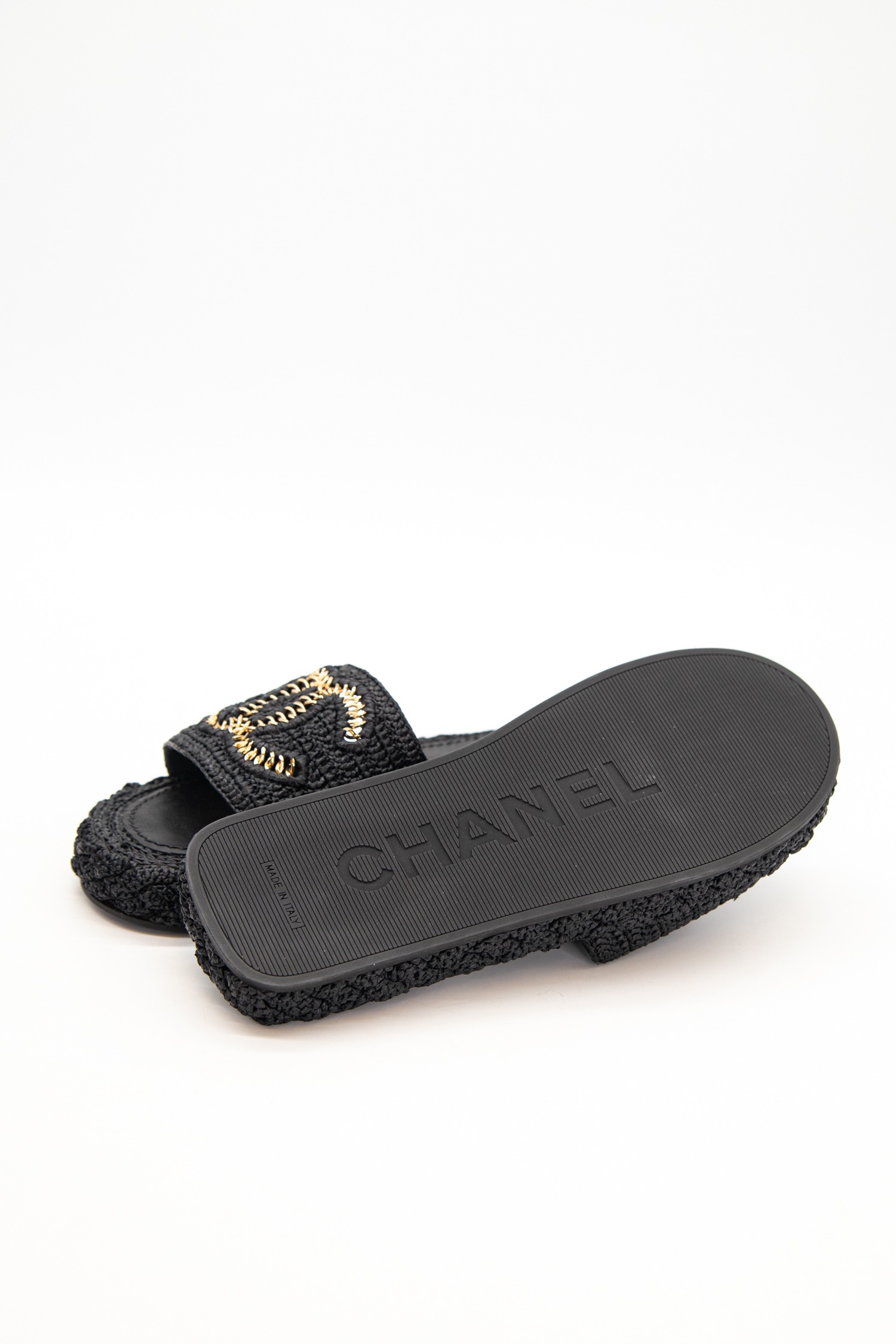 Chanel Pantoletten aus Bast in Schwarz und Gold