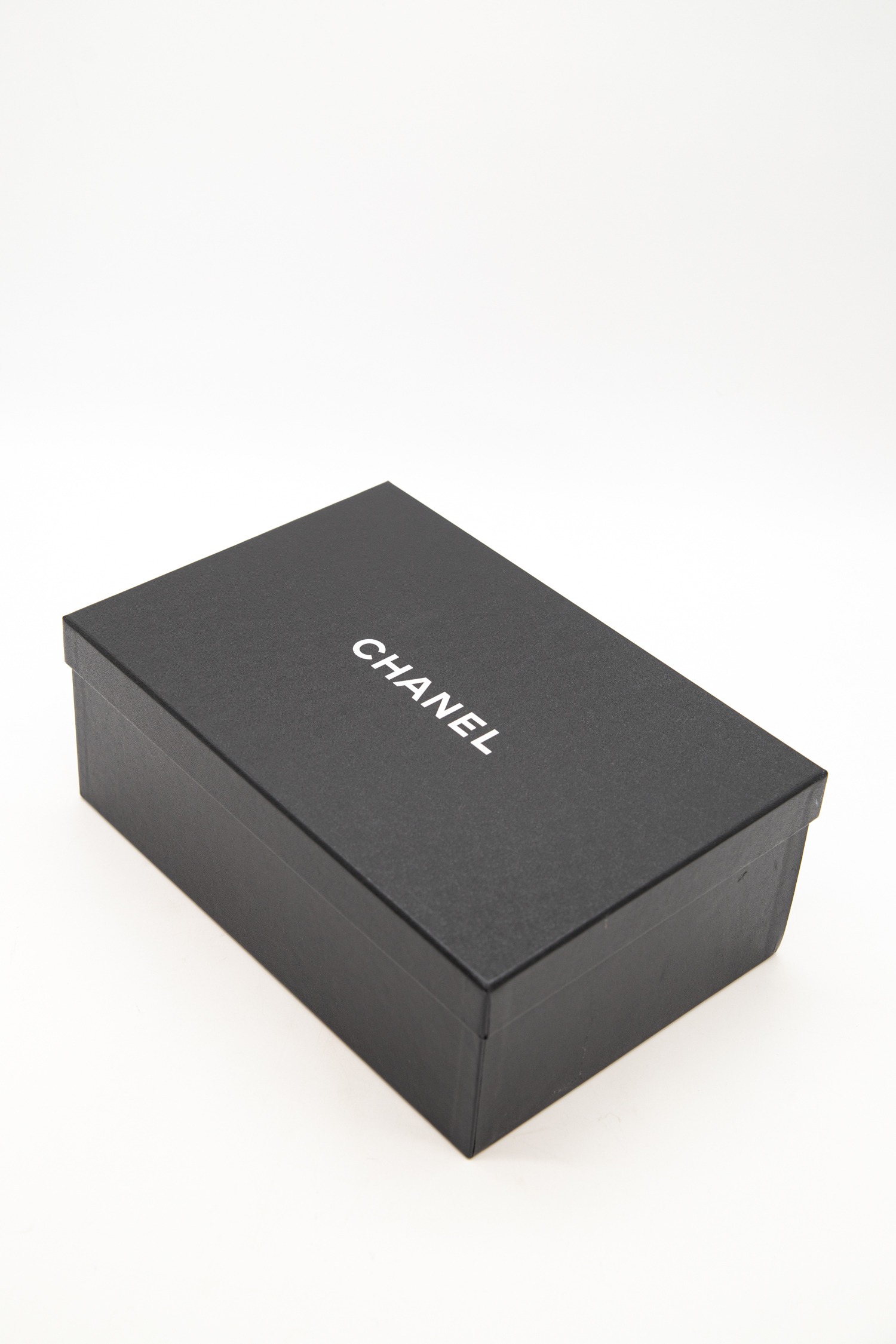 Chanel Pantoletten aus Bast in Schwarz und Gold