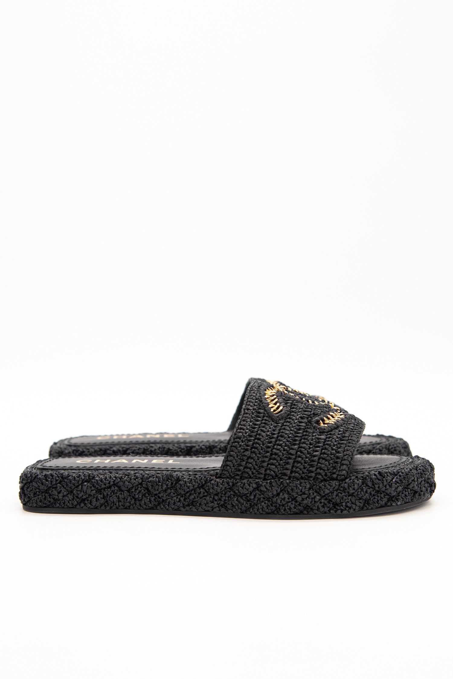 Chanel Pantoletten aus Bast in Schwarz und Gold