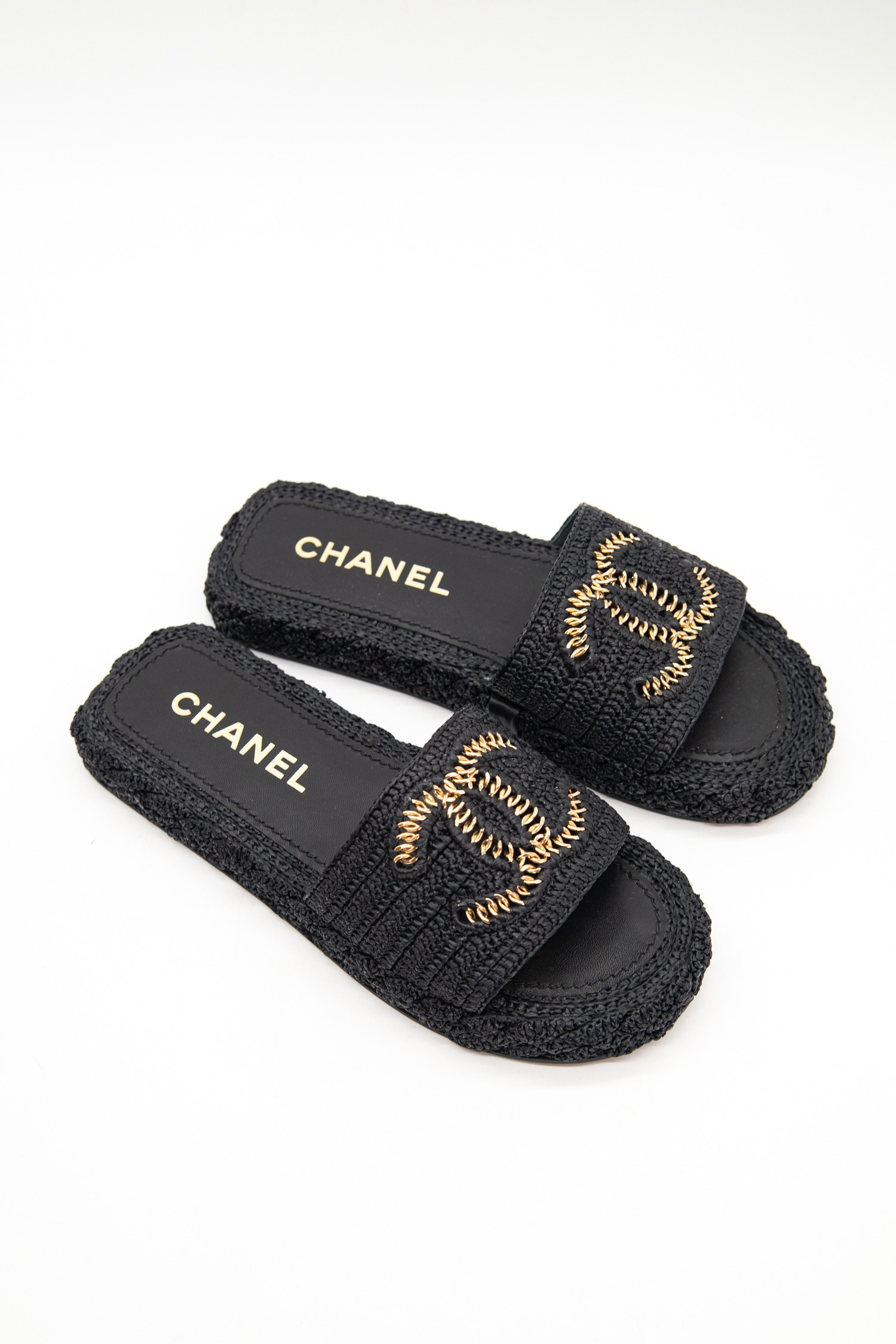 Chanel Pantoletten aus Bast in Schwarz und Gold