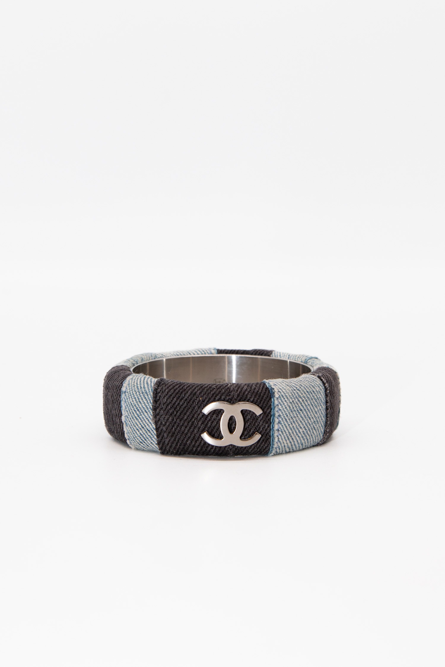 Chanel Armreif aus Denim und Metall