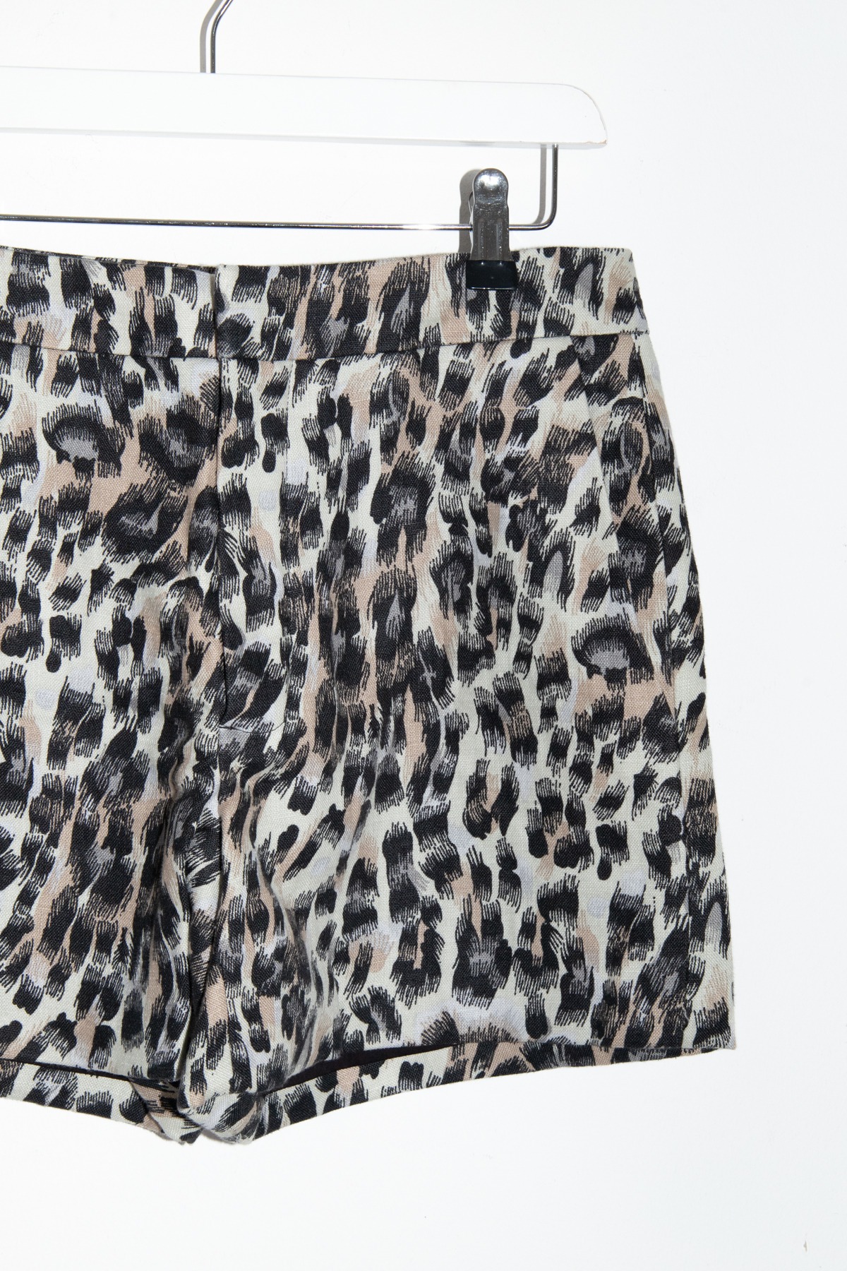 Chloe Shorts mit Leomuster in Beige und Schwarz