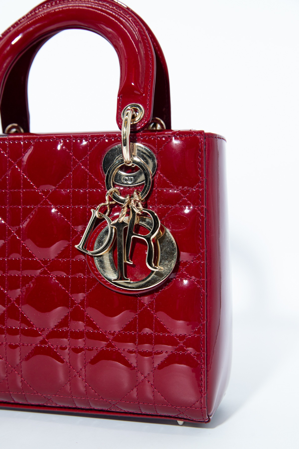 Dior "Lady Dior" Handtasche aus Lackleder in Rot und Gold