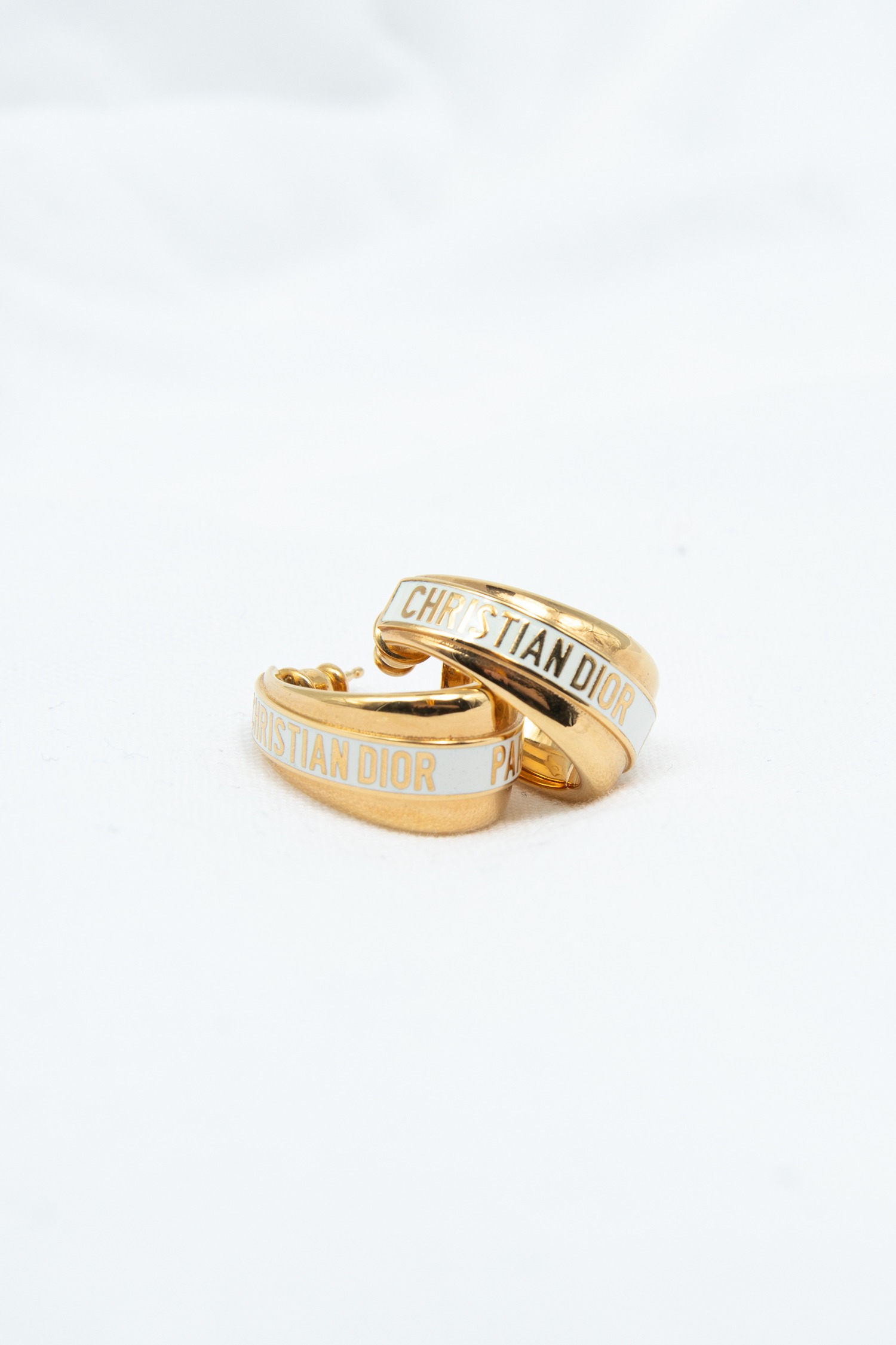 Dior "Code" Ohrringe in Gold und Weiß