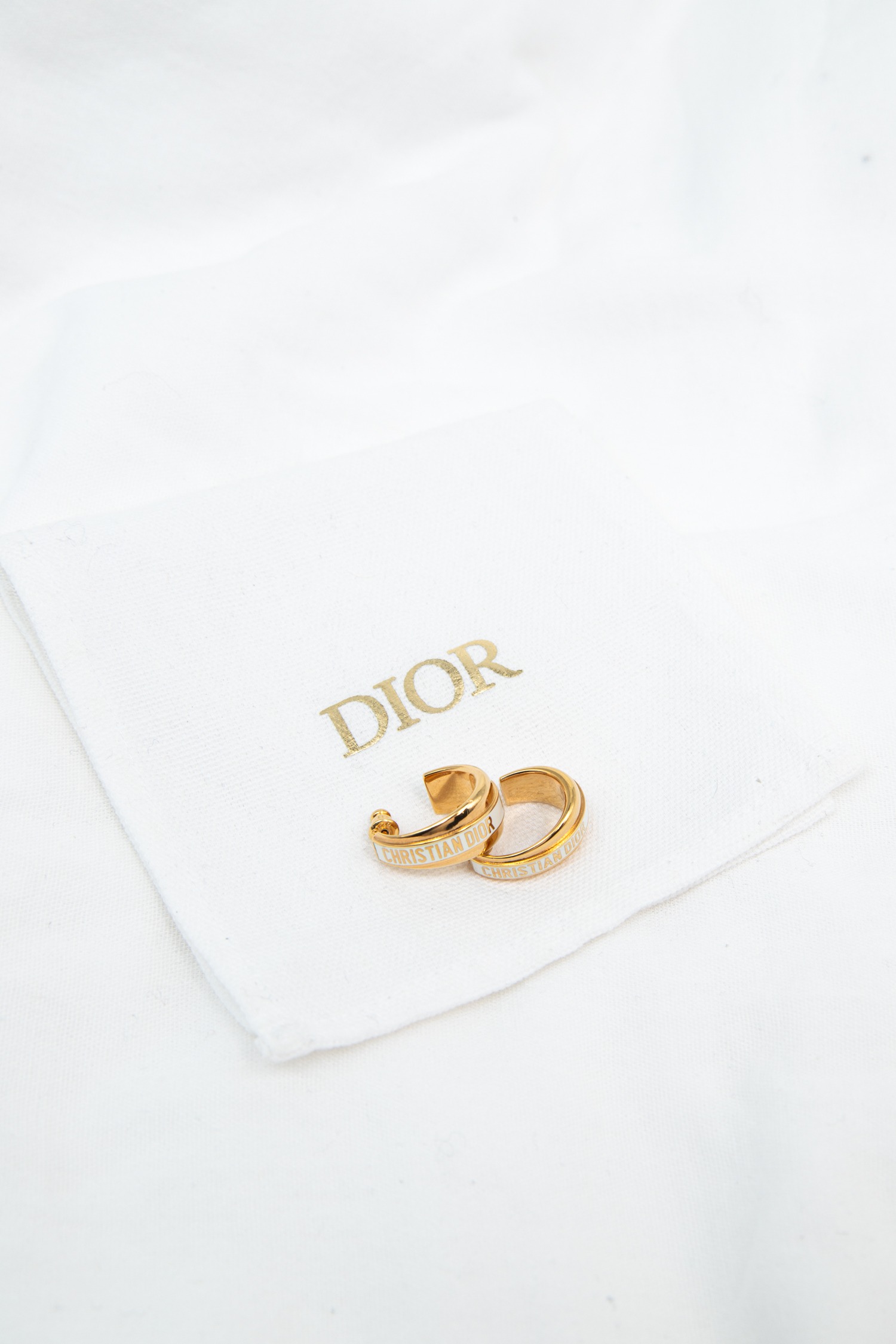 Dior "Code" Ohrringe in Gold und Weiß