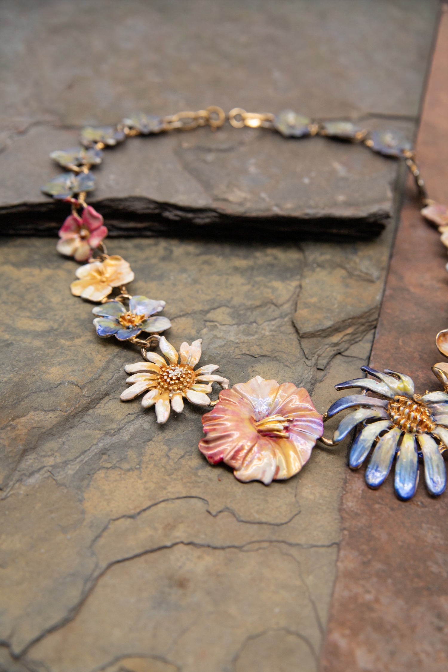 Halskette mit Blumen in Gold und Bunt