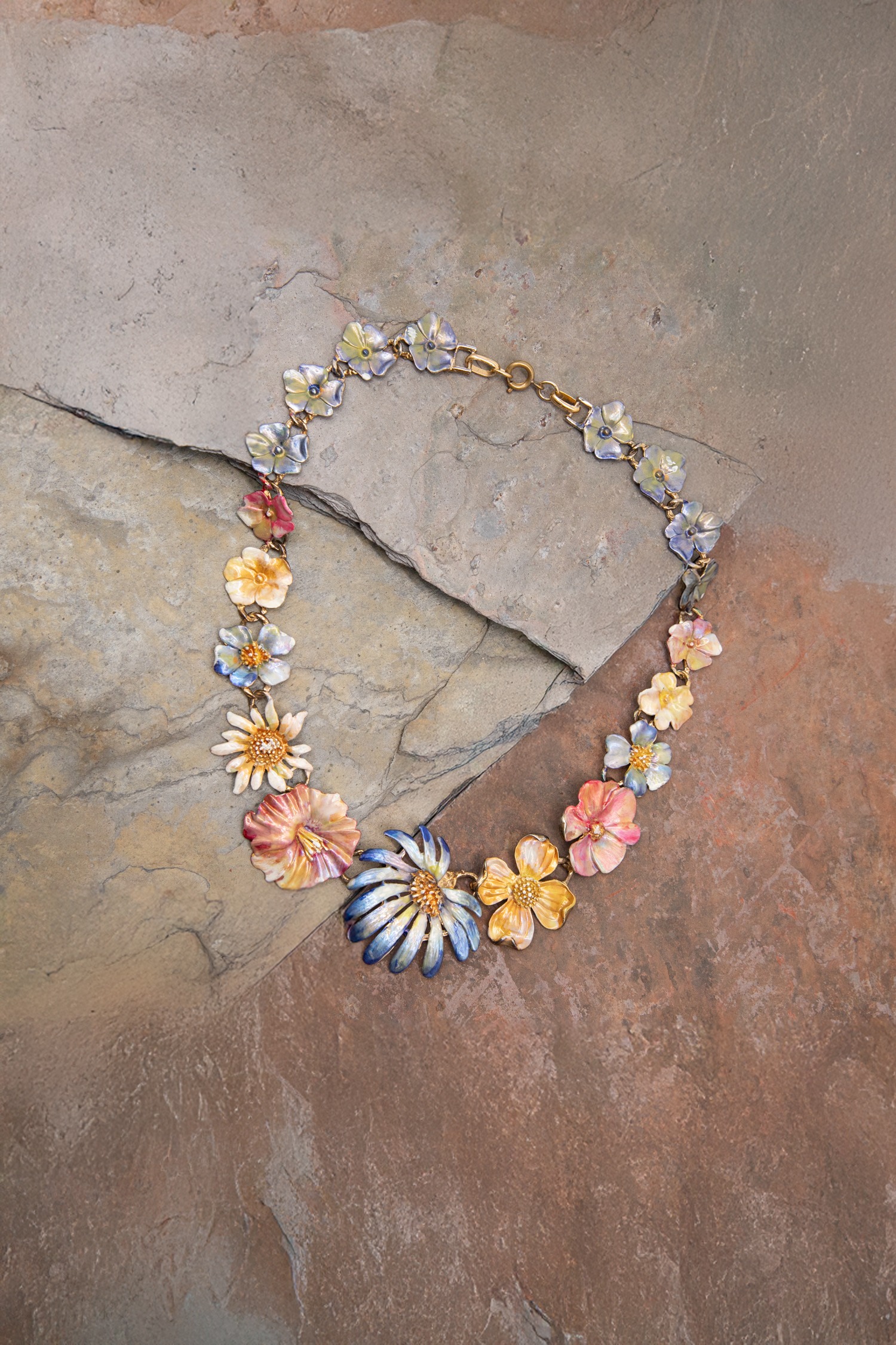 Halskette mit Blumen in Gold und Bunt