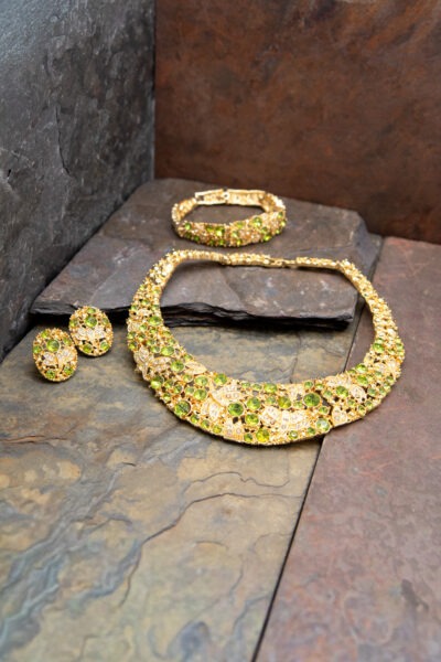 Schmuckset in Gold mit grünen Details