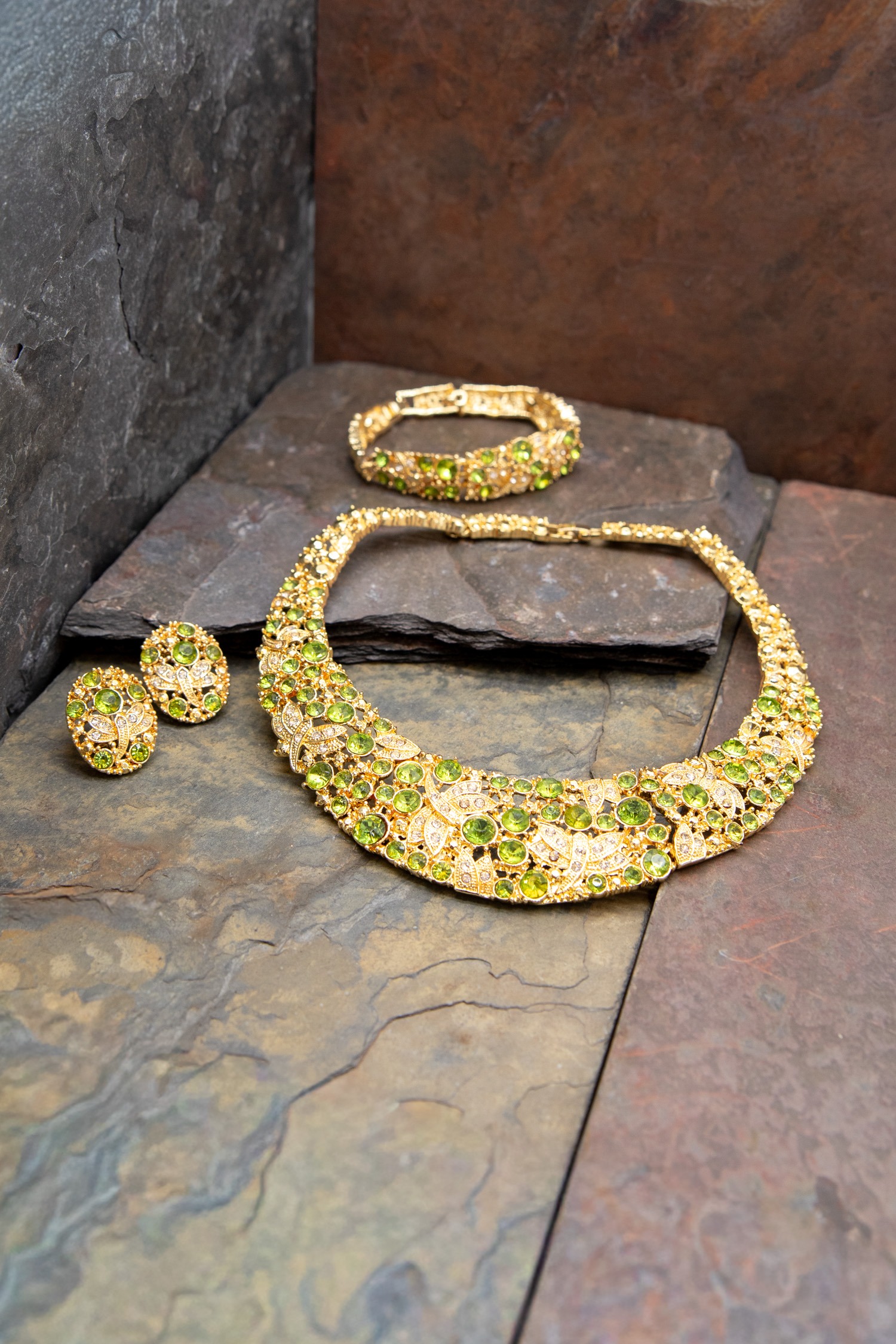 Schmuckset in Gold mit grünen Details