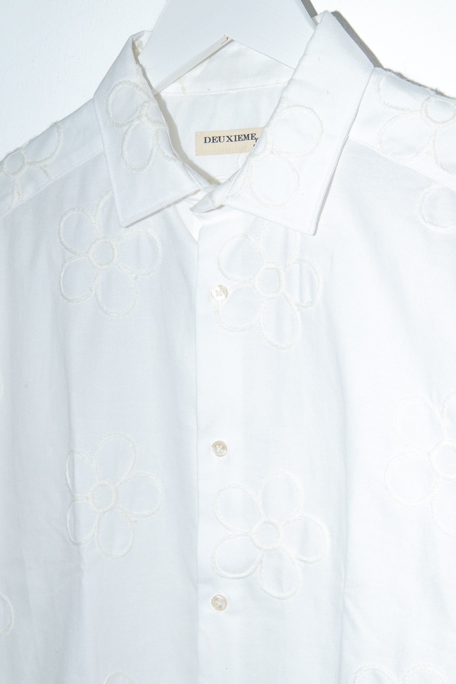 Deuxieme Hemd mit Blumen Stickerei in Weiß