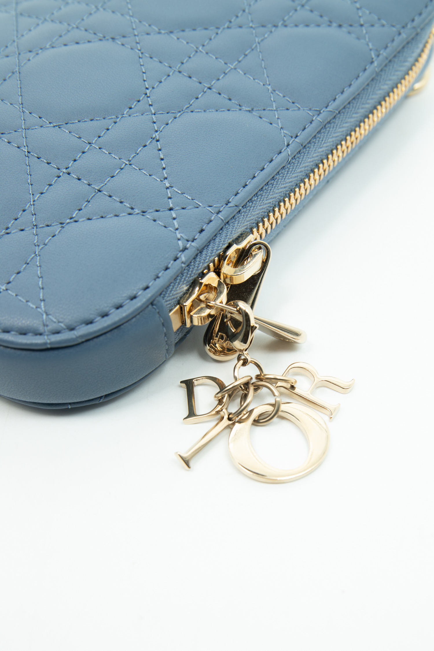 Dior "Lady Dior Call'in" Smartphone-Tasche in Blau und Gold