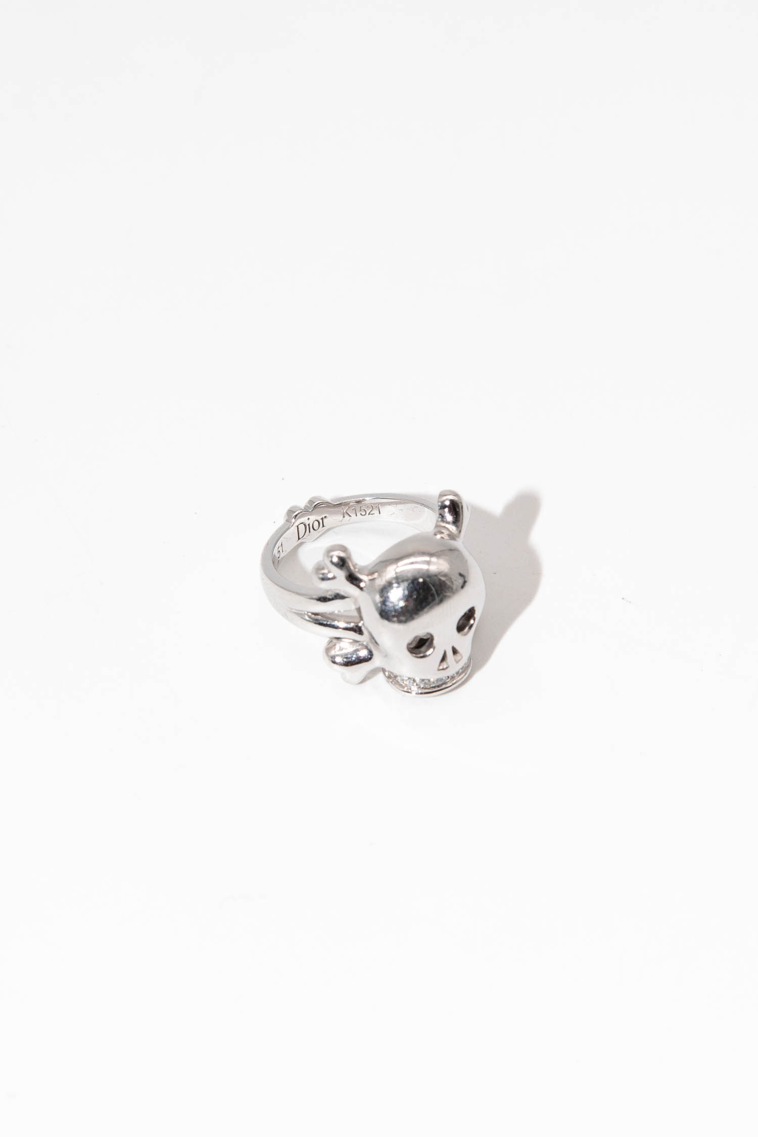 dior-herren-damen-accessoires-ring-mit-steinen-totenkopf-tete-de-mort-18-karat-silber.