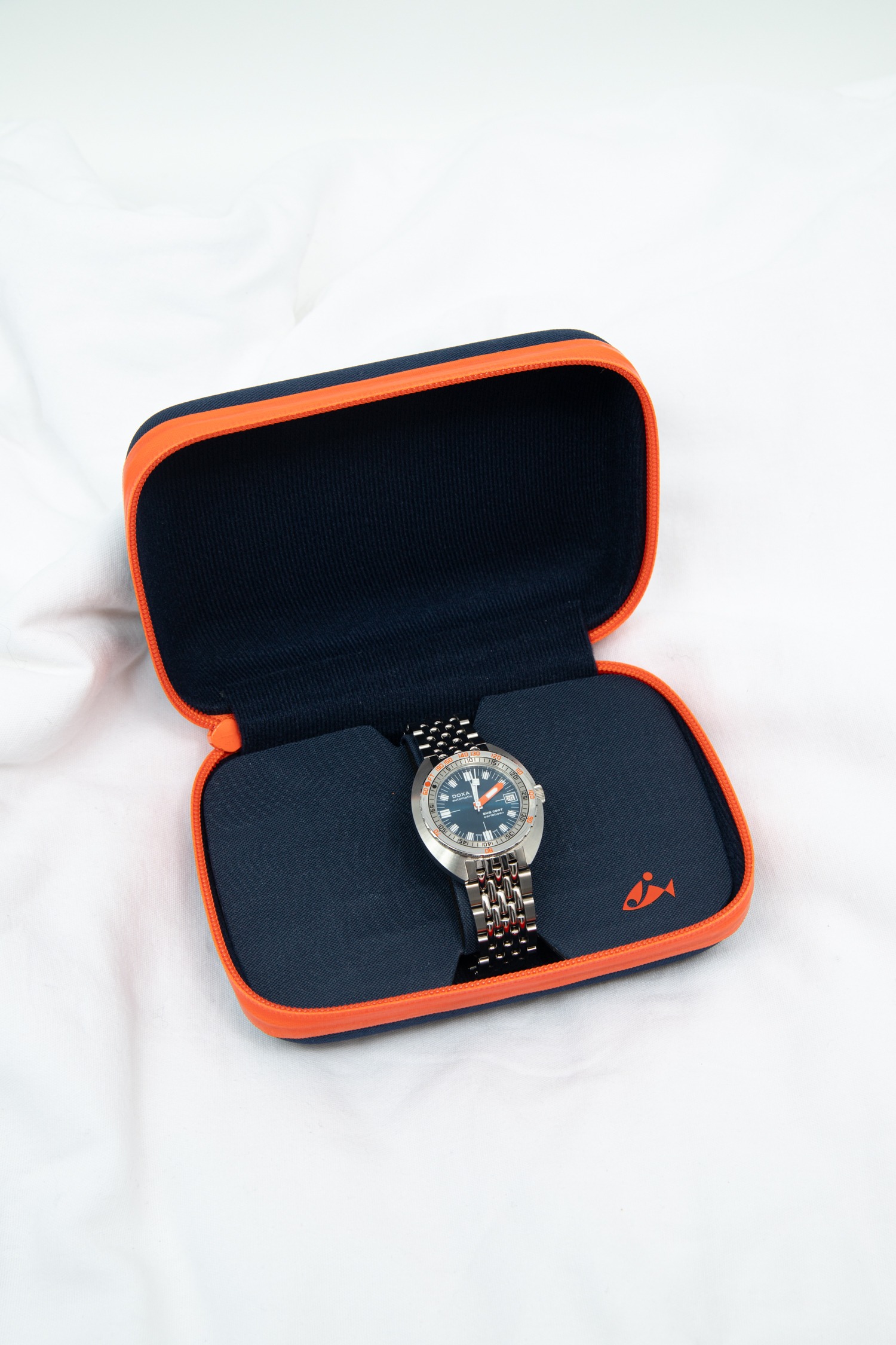 Doxa „SUB 200T Caribbean“ Taucheruhr in Silber und Dunkelblau