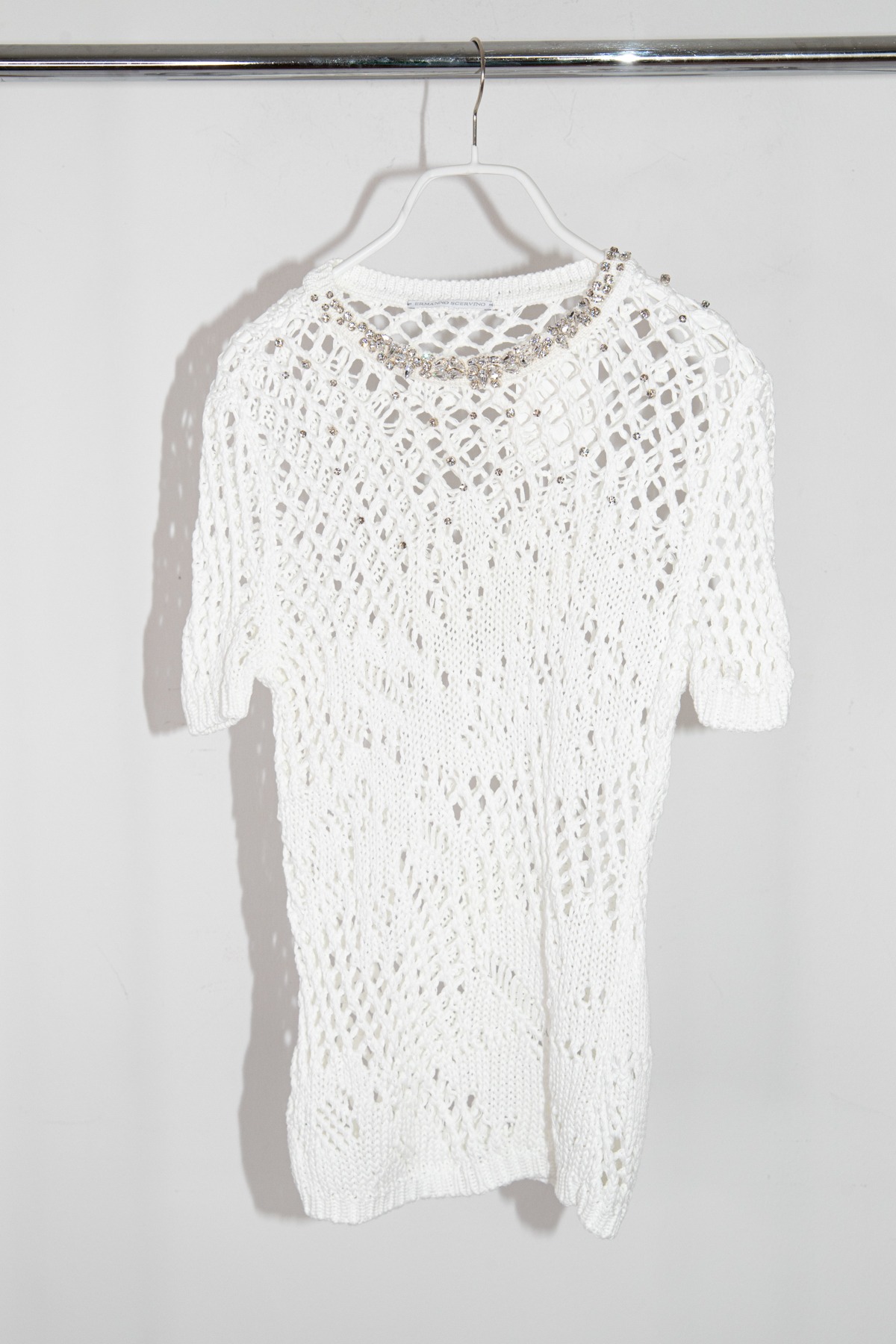 Ermanno Scervino Kurzarmpullover mit Schmucksteinen in Weiß