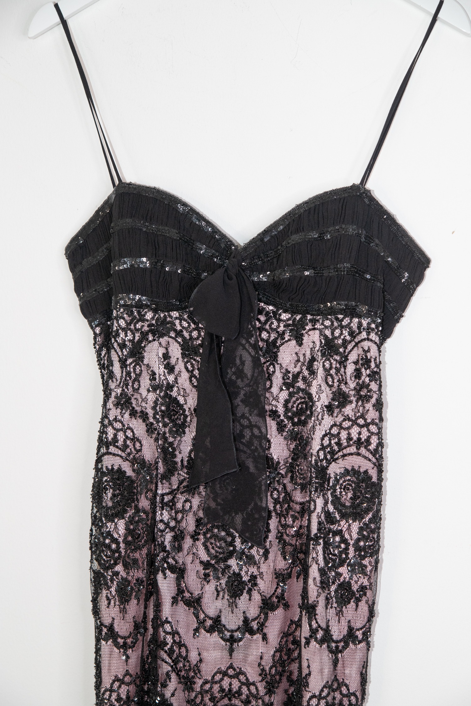 Escada Spitzenkleid mit Pailletten und Perlen in Schwarz und Rosa