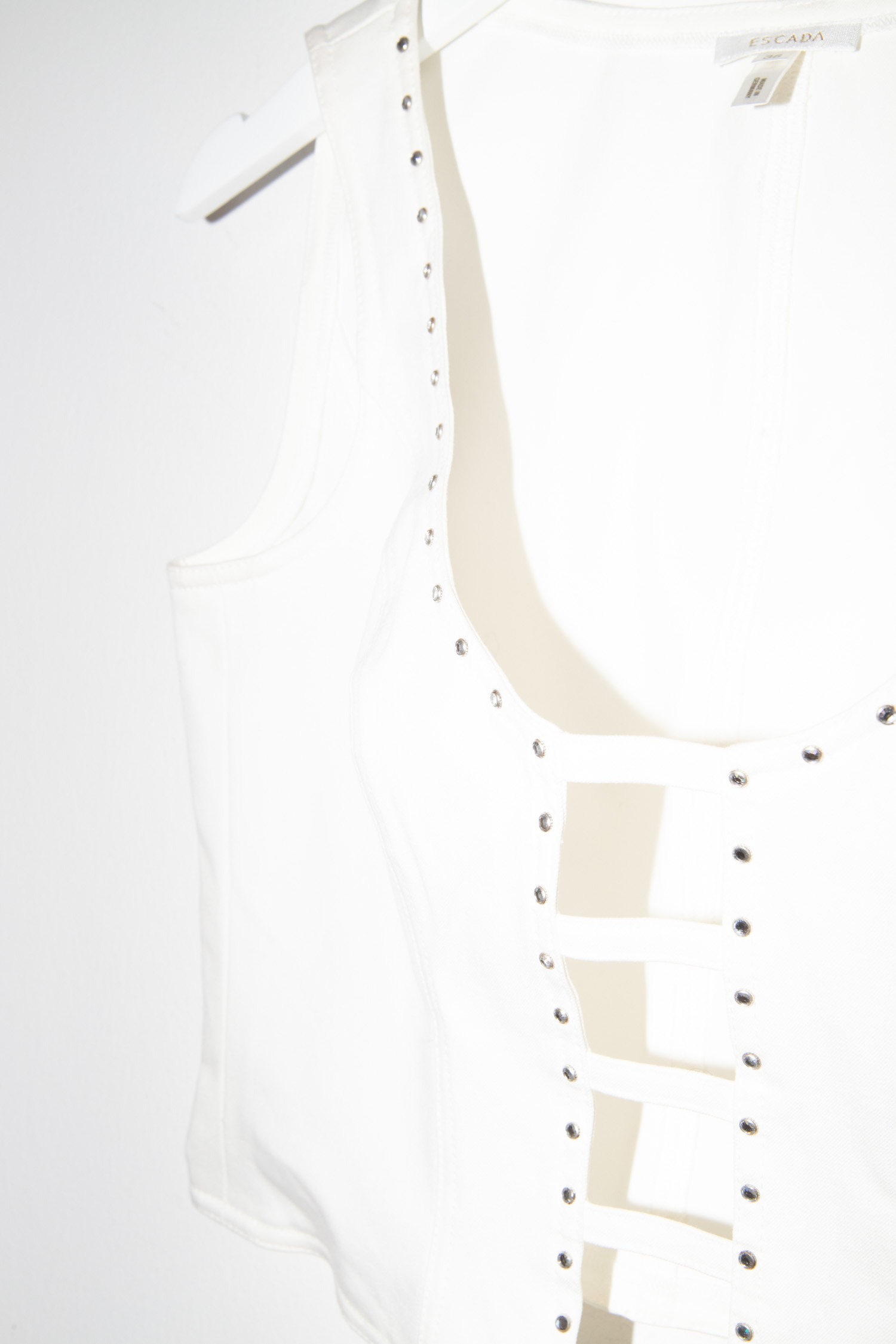 Escada Vintage Top mit Cut-Out und Strasssteinen in Weiß