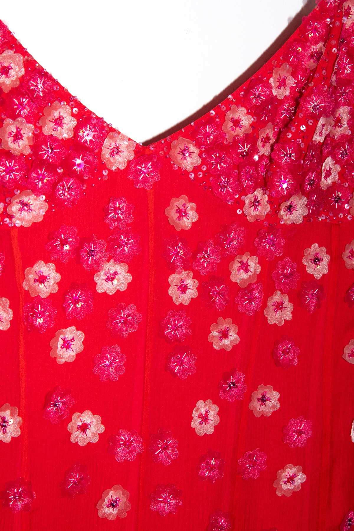 Escada Trägerkleid mit Blumen und Pailletten in Rot und Pink