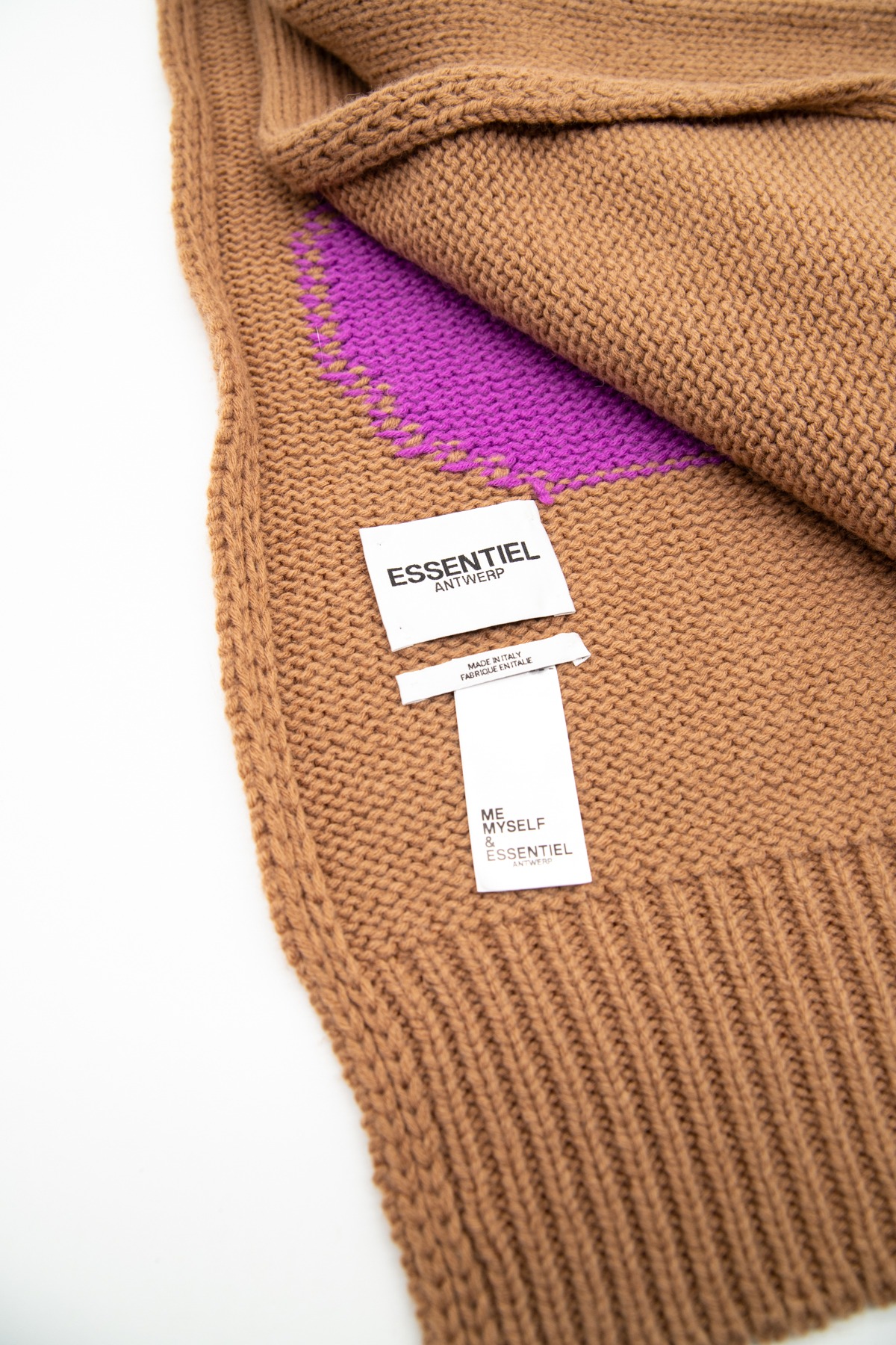 Essentiel Antwerp Schal mit Punkten in Hellbraun, Orange und Lila