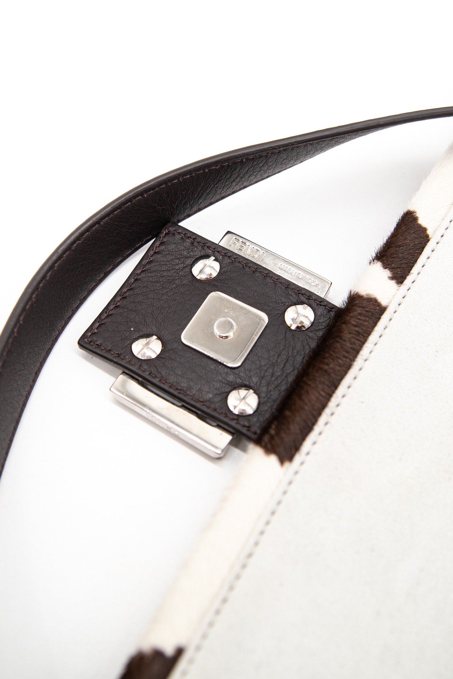 Fendi Baguette Handtasche mit Kuhfellmuster in Braun und Ecru